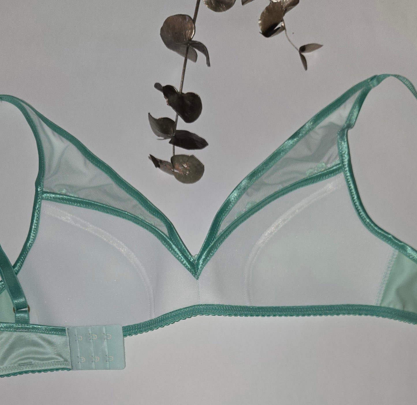 Large sewing set for 2xBH's and panties or sewing package with embroidery tip, microfiber and powernnet in light green. IDNSX1