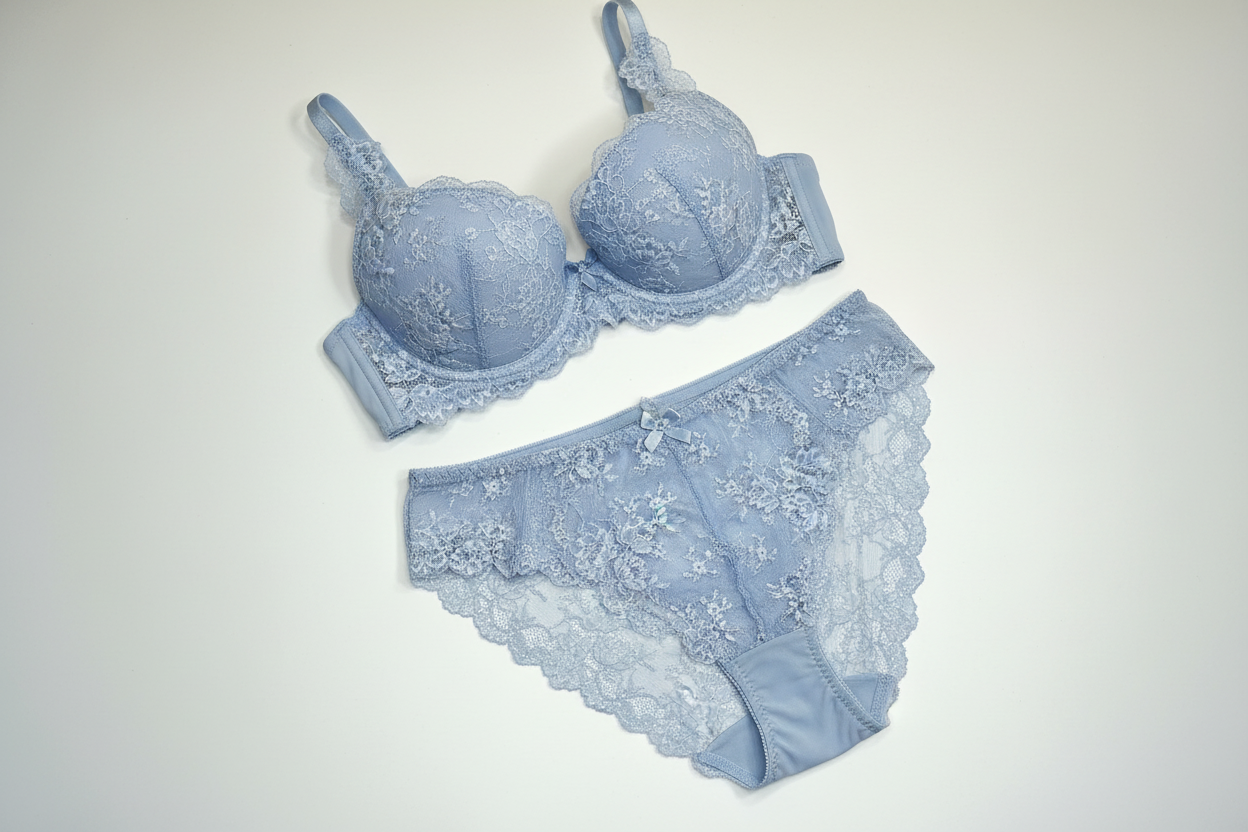 Breite elastische Spitze in hellblau. Preis per 1/2 Meter.