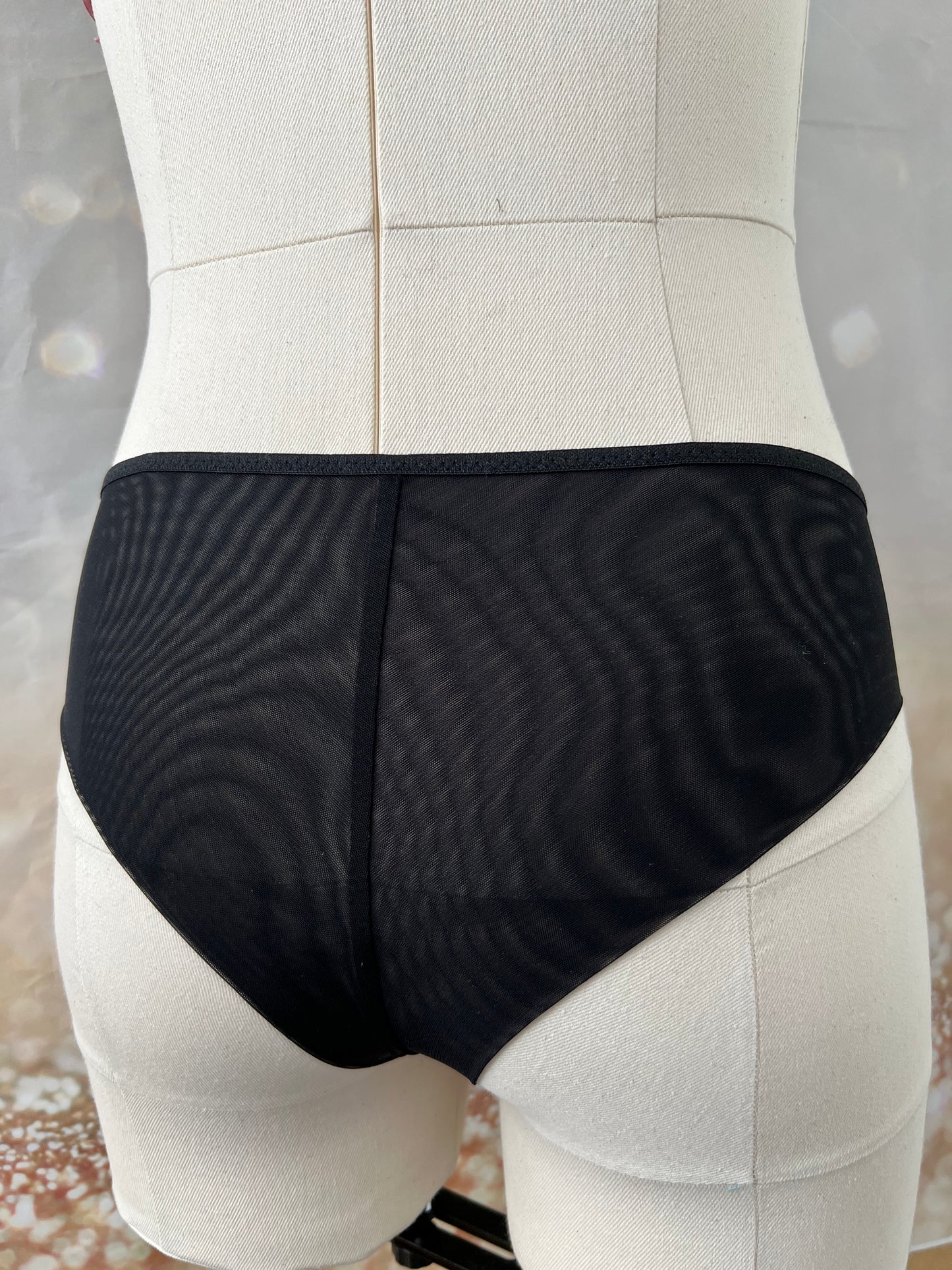 Paquete de costura para braga Vicky con tul elástico en negro, incluye patrón.