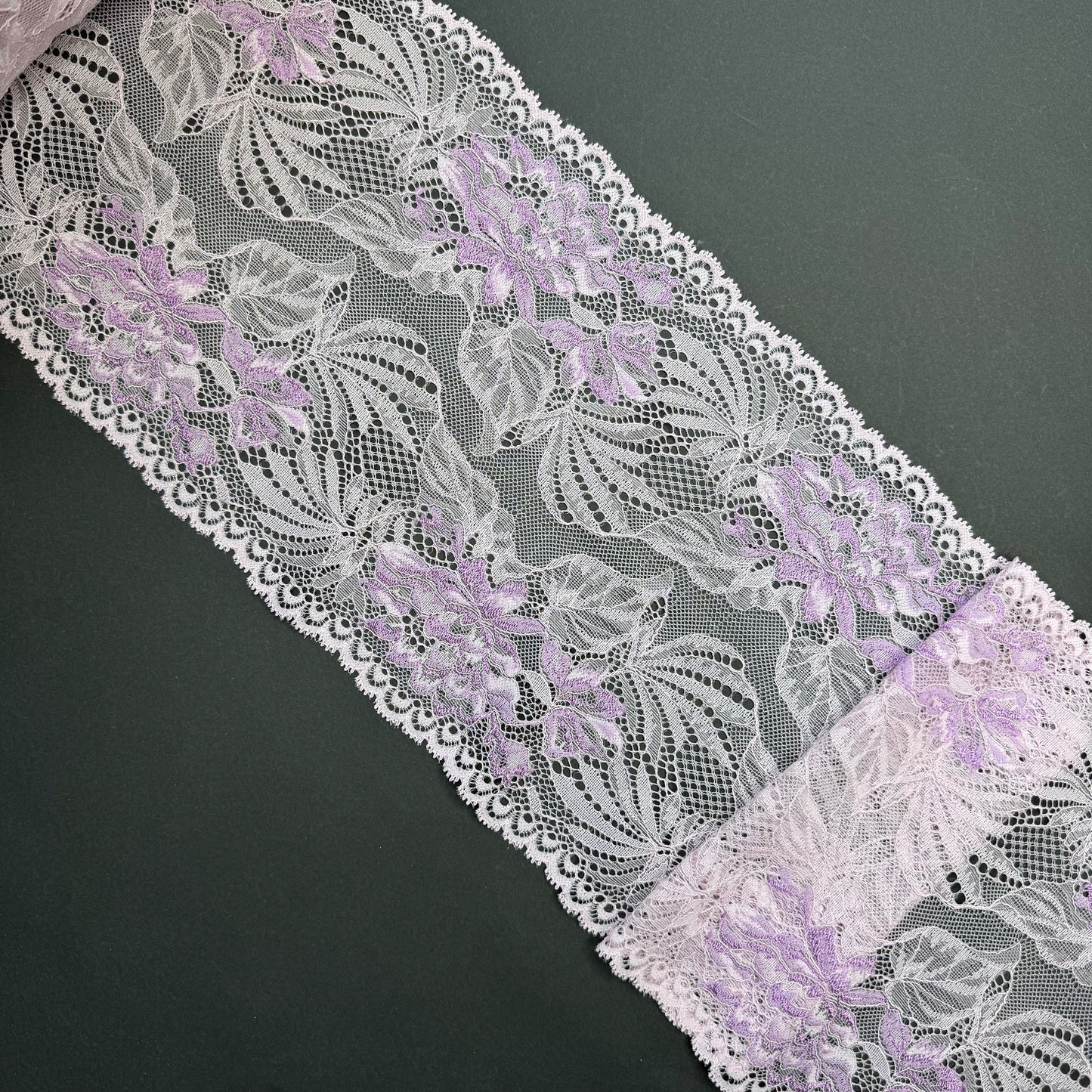 Brede elastische kant Sweet Violet & Lavender Light – 20 cm breed, prijs per ½ meter