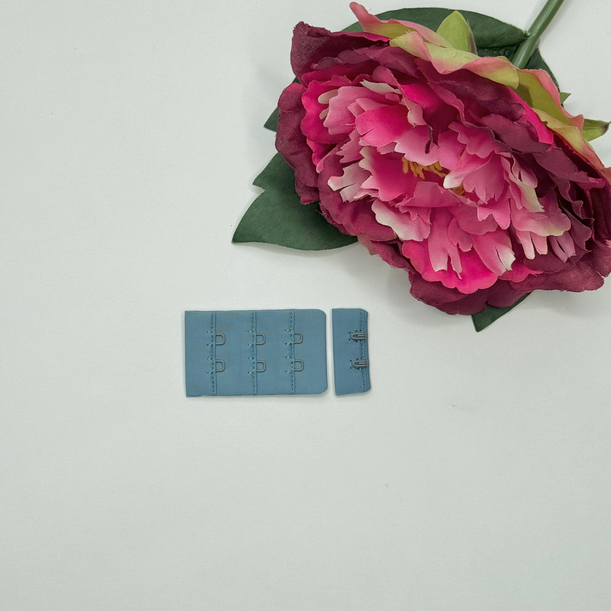 BH-Verschluss 2×3 Haken & Ösen – Arctic Blue | Bra Hook & Eye 32x55 mm