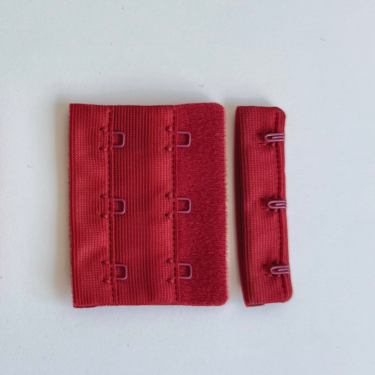 BH-Verschluss Haken & Ösen Dunkelrot 3×2 – für BH, Body & Korsett. bra closure dark red