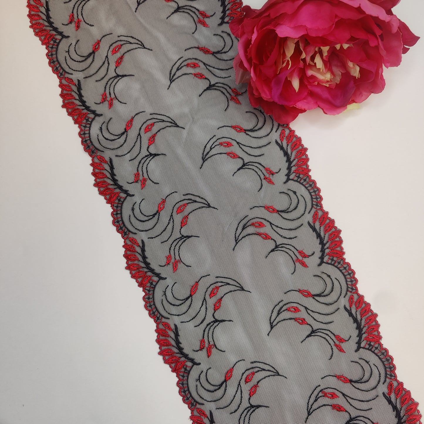 Borde de encaje bordado elástico de 1 m sobre tul fino en color negro con rojo. IDsx4