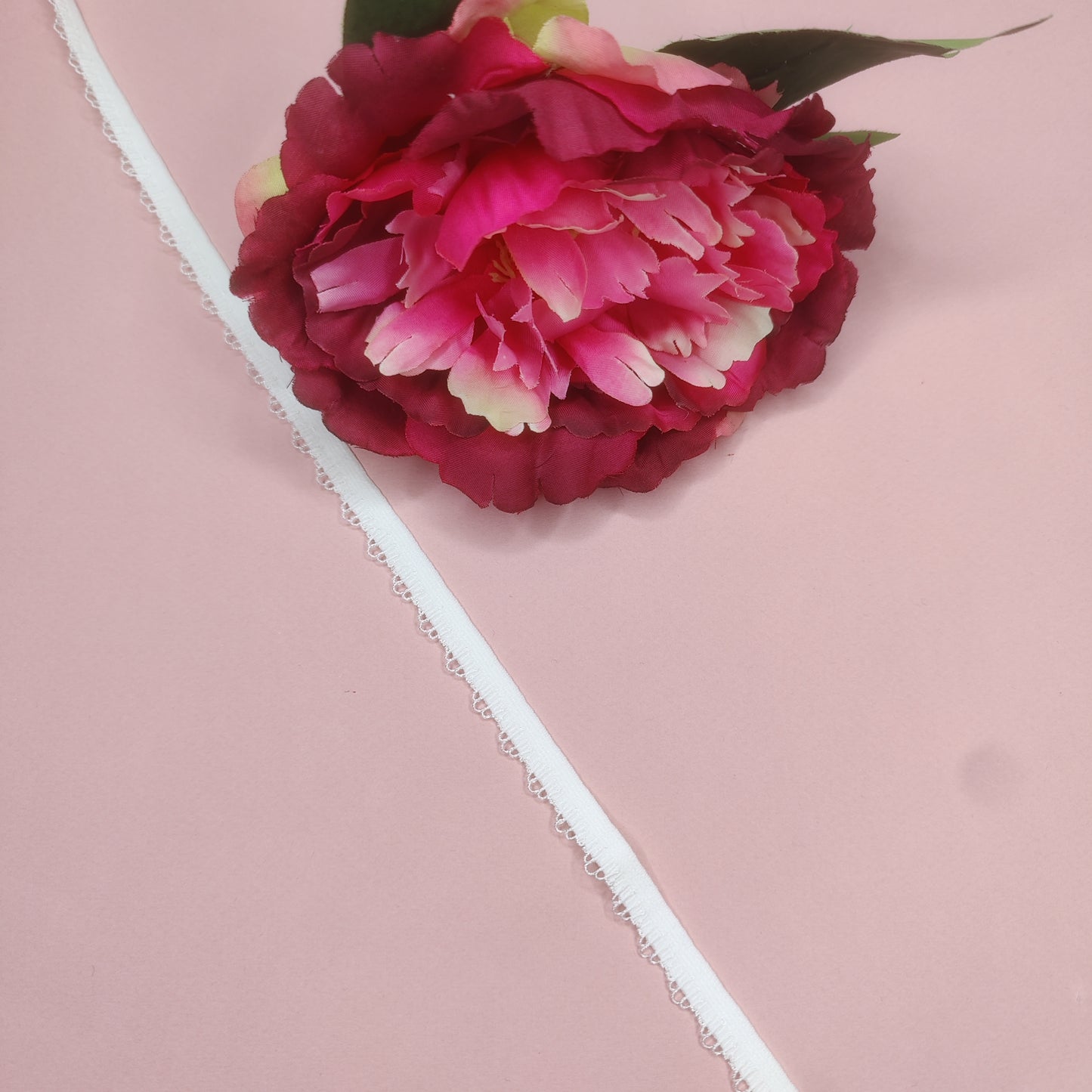 Élastique sous-poitrine large de 7 mm / 10 mm avec bordure picot en blanc. IDelx19