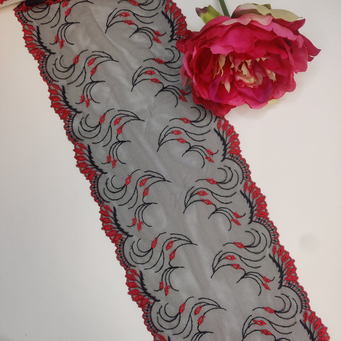 Stickereispitze schwarz-rot