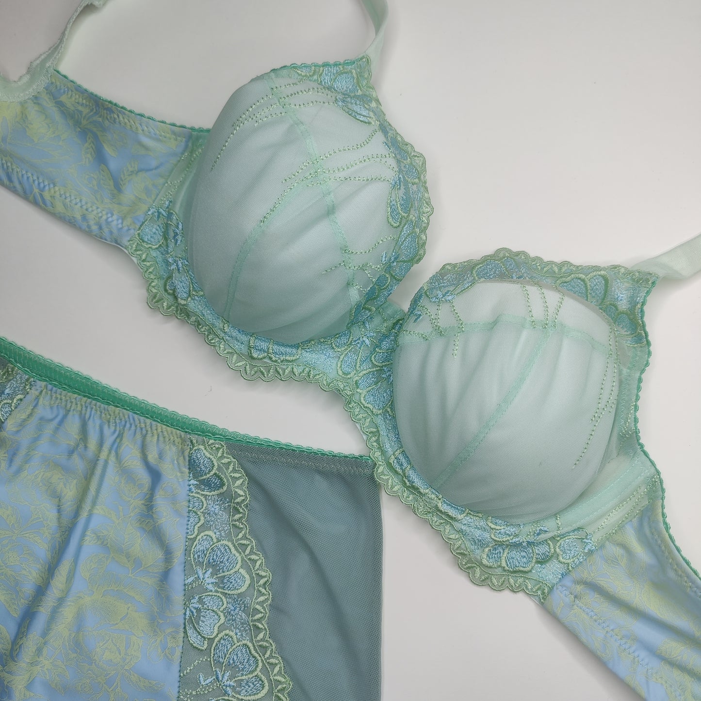 Microfiber, bi-elastic lingerie with a floral motif in light blue / light green. Printed.