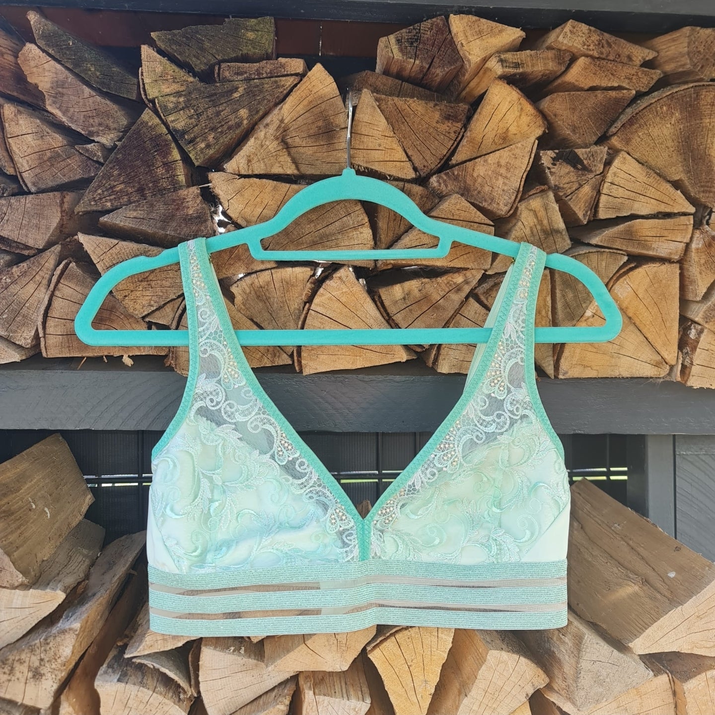 Ricamo su tulle in verde chiaro. Pizzo ricamato. IDstx9