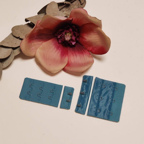 BH closure 2x3 or 3x2 hooks and eyelets in Arctic Blue Idheyex17