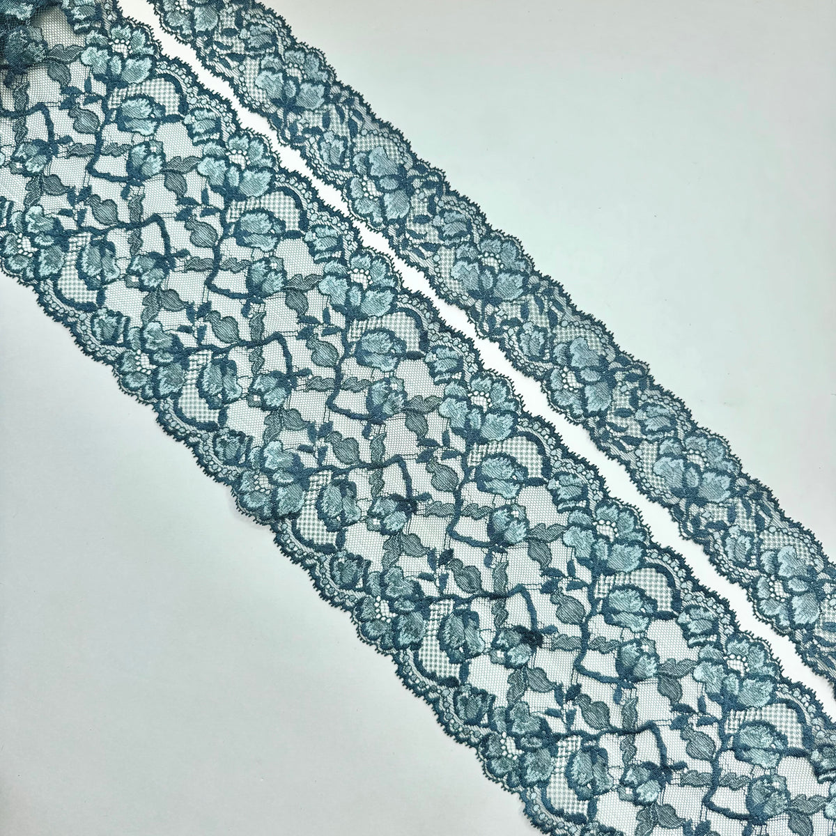 Elastische Spitze & Spitzenborte Deep Teal – Mix & Match, 16 cm und 4,5 cm Spitzenborten.