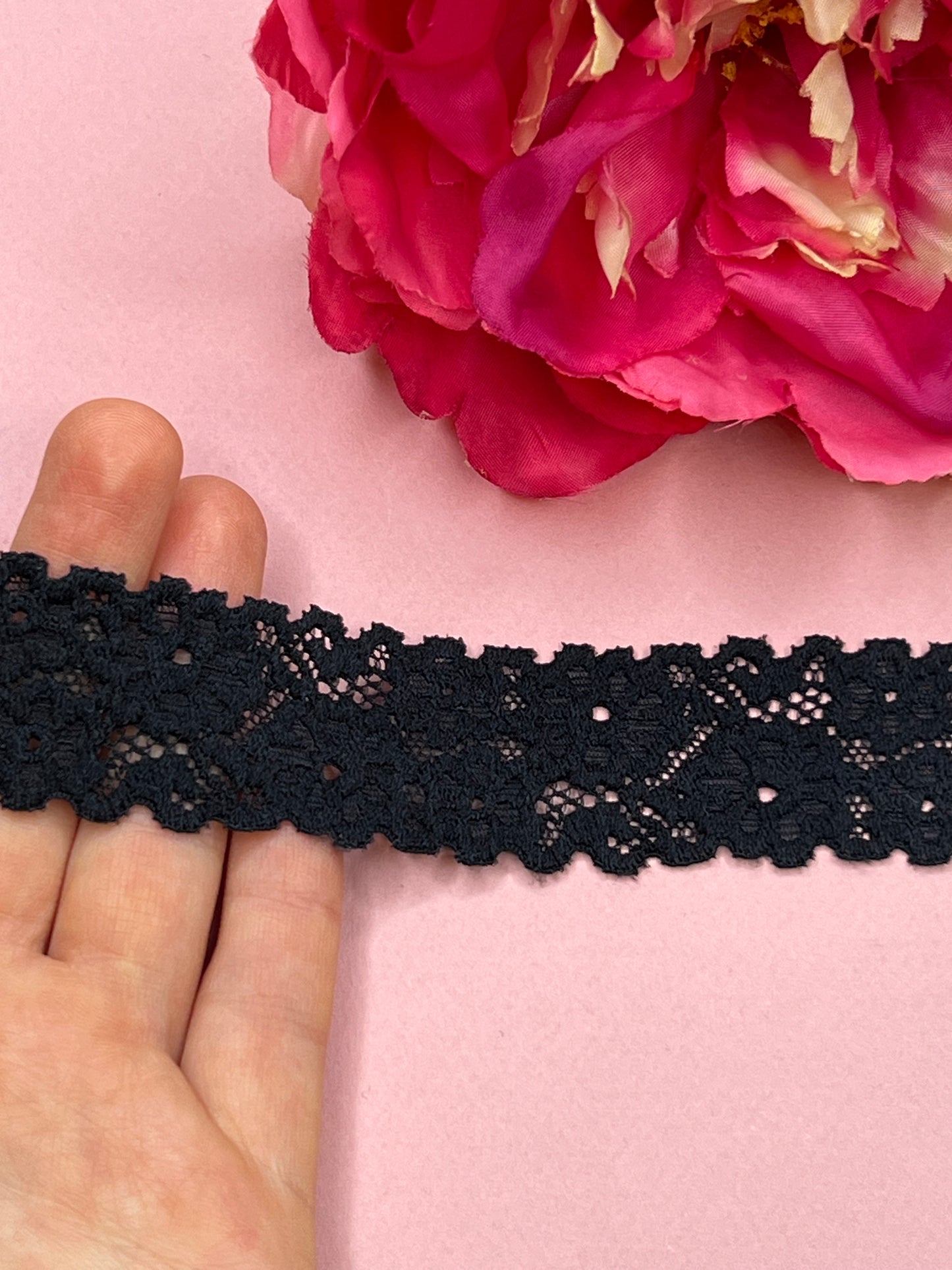 1 m elastische schmale Spitzenborte ca. 2,5 cm in schwarz / stretch lace trim IDsx4