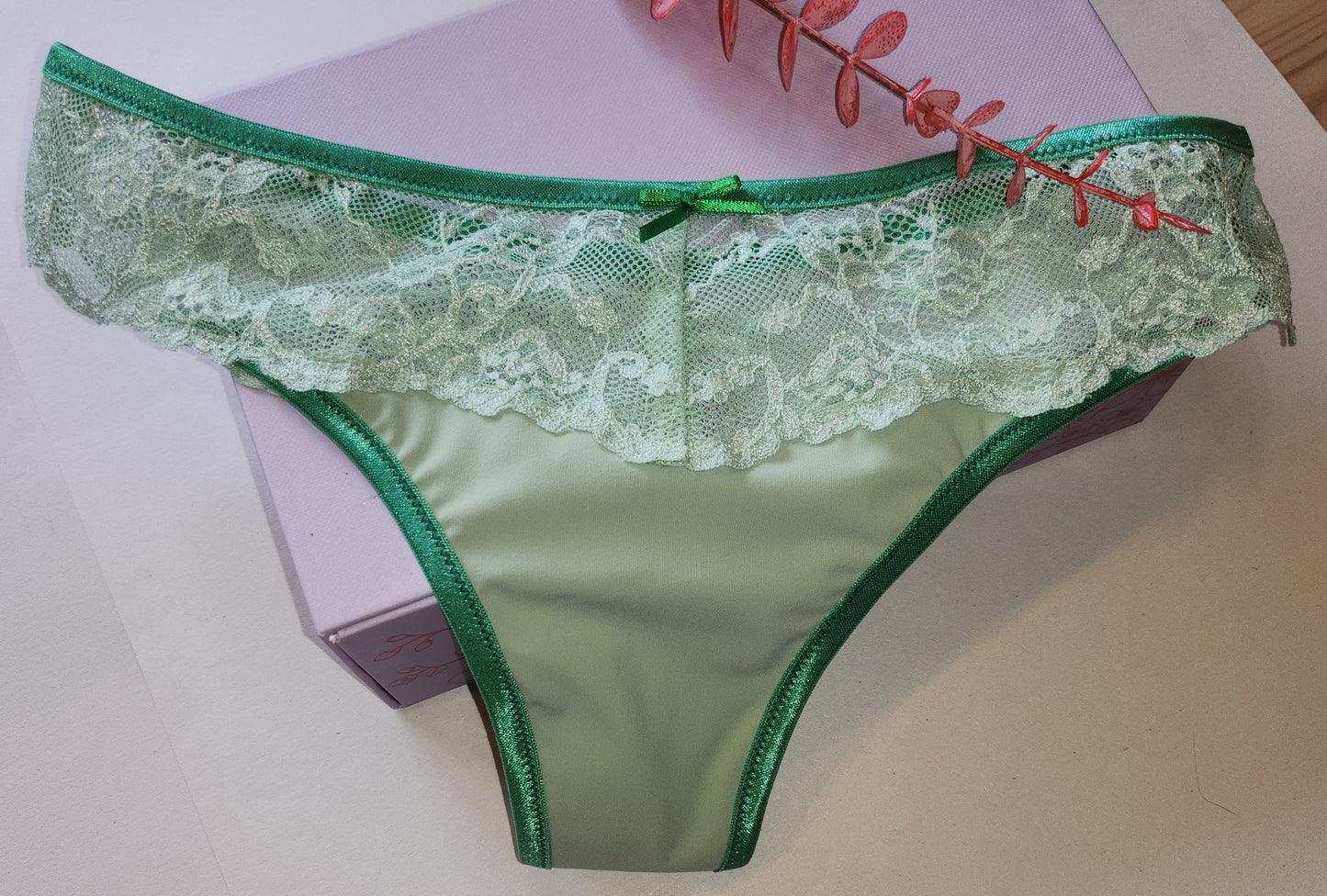 elastische Spitze, Spitzenborte, Spitzenband hellgrün/light green, Preis per 1/2 Meter IDsx4