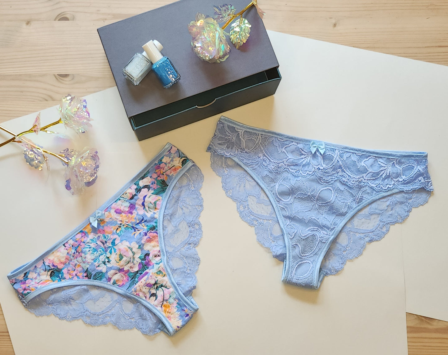 Offer of the month August. 15% discount will be charged upon checkout. Large sewing set for 2x bras and panties or sewing package with <tc>lace</tc>, microfiber with floral print and Powernet blue. IDnsx1