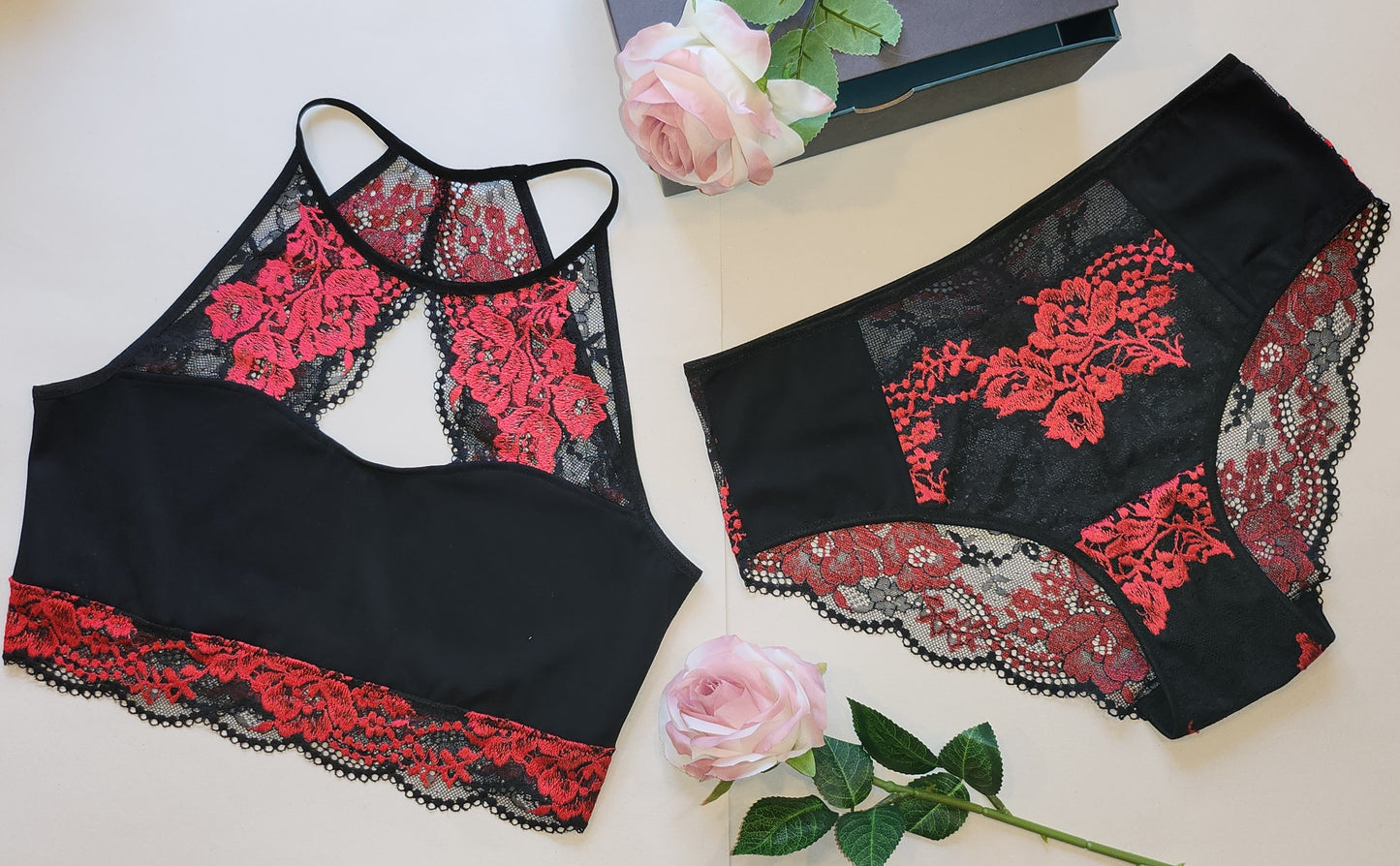 Sewing set for HolterBra Lea with microfiber and <tc>lace</tc> in red-black. Sewing pattern and add-on included. IDdiyklx5