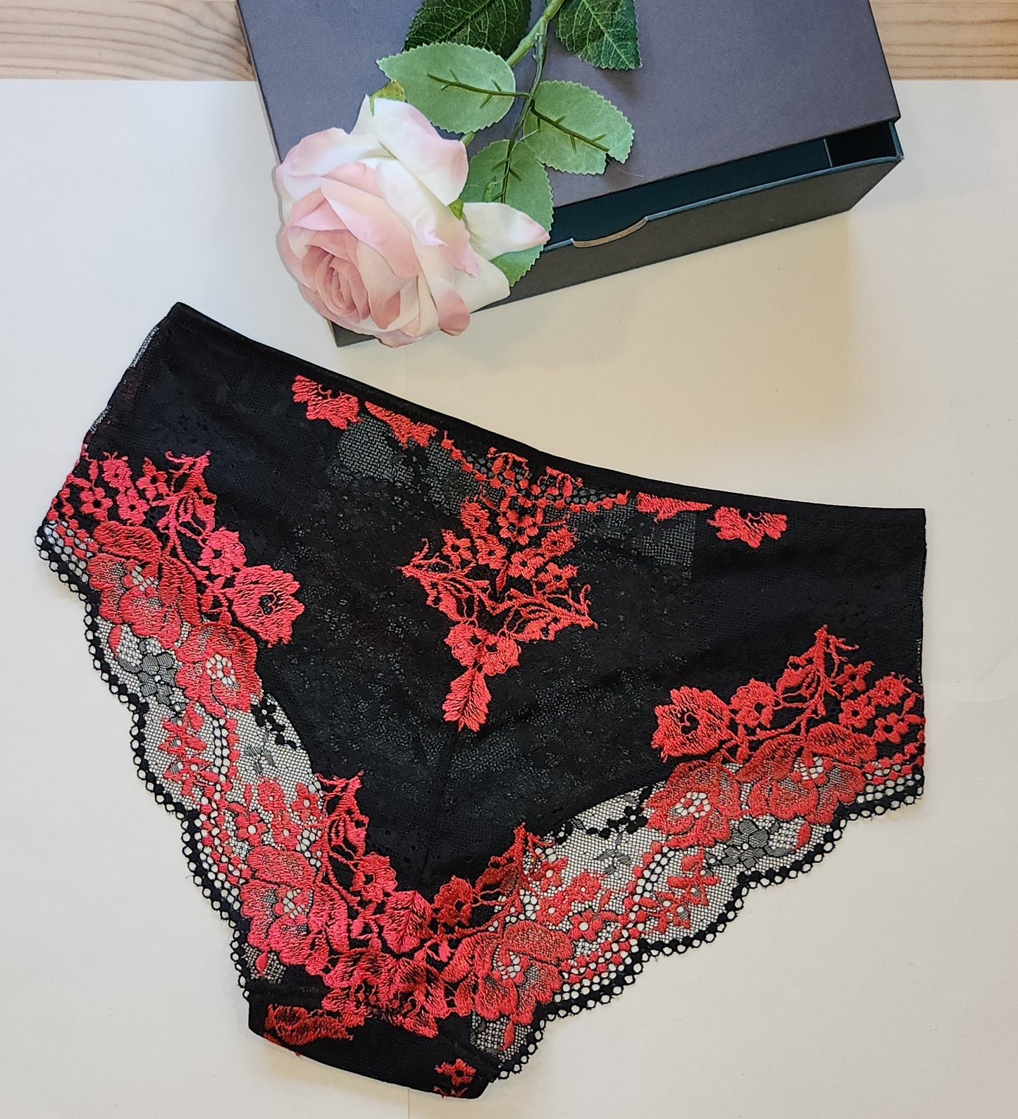 Sewing package for Alina slip in black and red