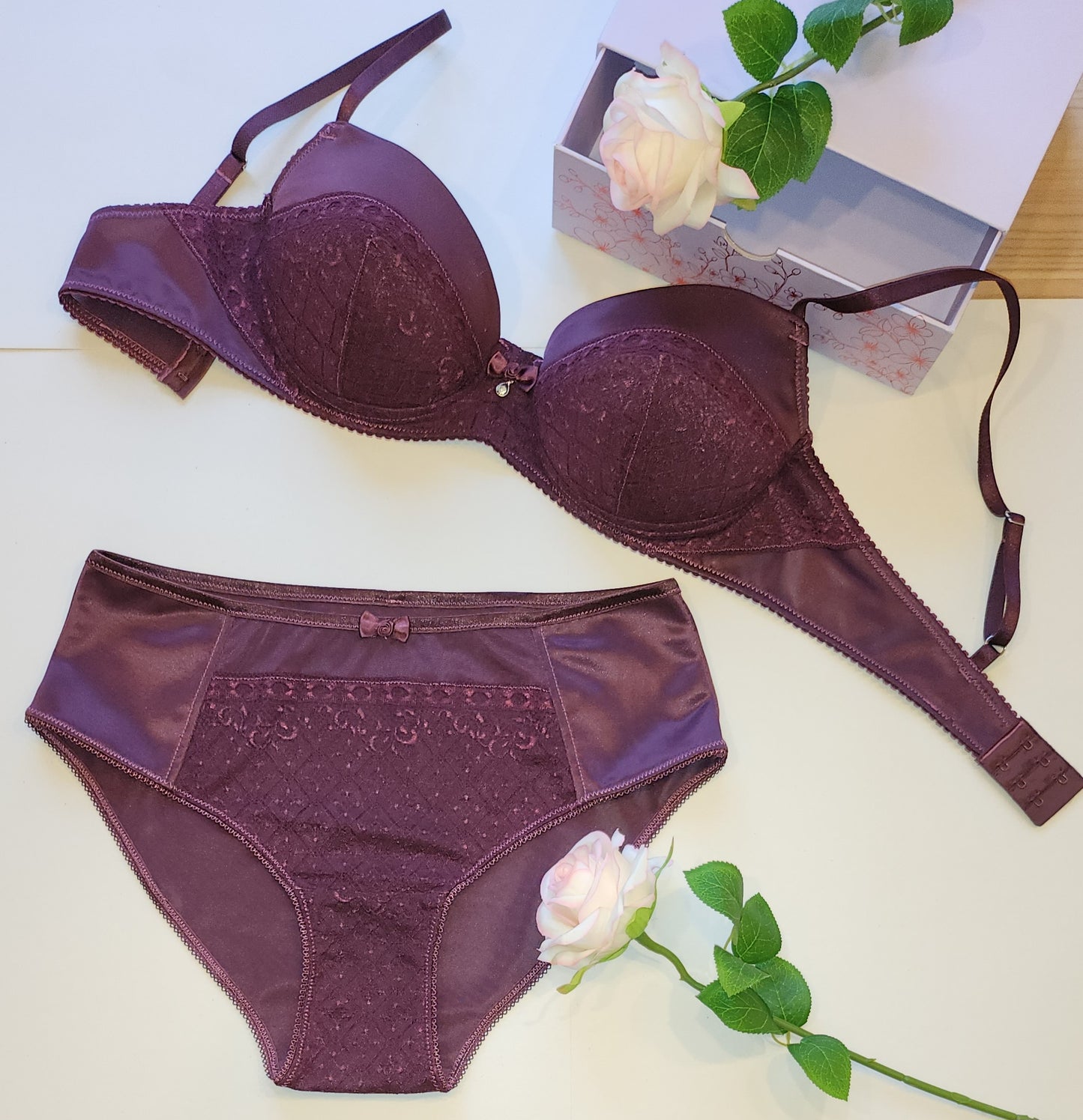 Offerta del mese ottobre. Al momento del pagamento verrà addebitato uno sconto del 15%. Set da cucito grande per 2 reggiseni e mutandine o pacchetto da cucito<tc>Pizzo</tc> , microfibra e Powernet Plum II