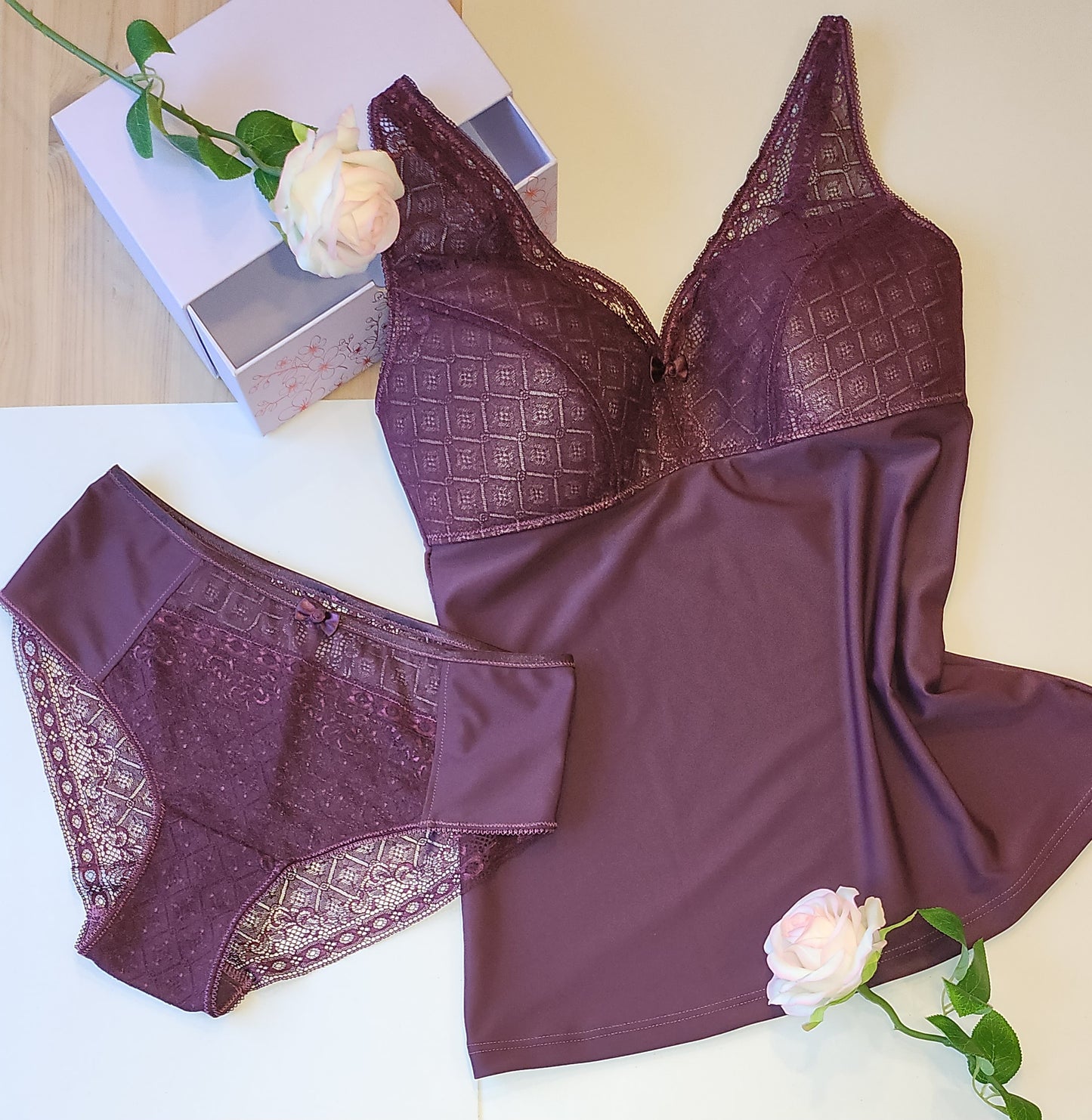 Offerta del mese ottobre. Al momento del pagamento verrà addebitato uno sconto del 15%. Set da cucito grande per 2 reggiseni e mutandine o pacchetto da cucito<tc>Pizzo</tc> , microfibra e Powernet Plum II