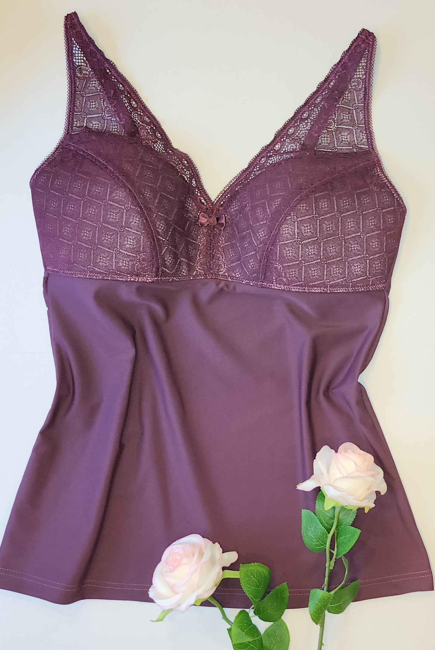 Microfiber, bi-elastic laundry goods, 4-way stretch. Color direction plum.