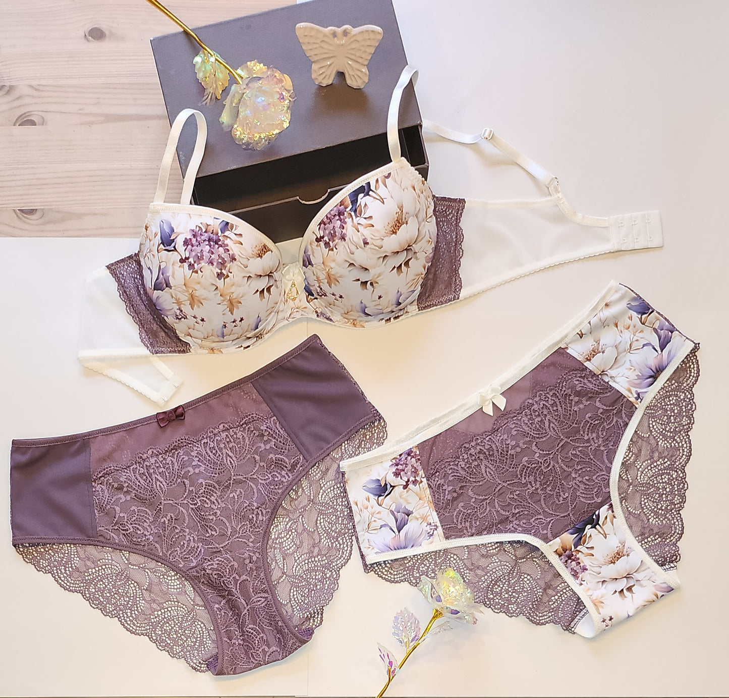 Offre du mois de septembre. Une réduction de 15 % sera facturée au moment du paiement. Grand set de couture pour 2x soutiens-gorge et culottes ou paquet de couture avec <tc>Dentelle</tc>, microfibre à imprimé floral et Powernet framboise. IDnsx1