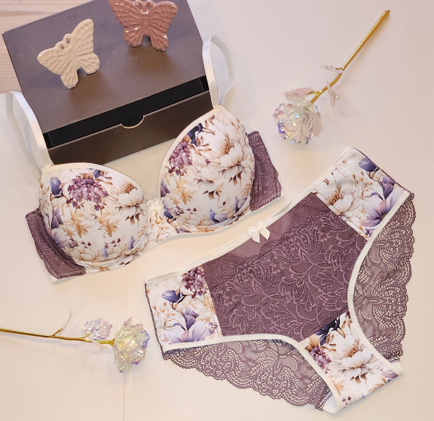 Offre du mois de septembre. Une réduction de 15 % sera facturée au moment du paiement. Grand set de couture pour 2x soutiens-gorge et culottes ou paquet de couture avec <tc>Dentelle</tc>, microfibre à imprimé floral et Powernet framboise. IDnsx1