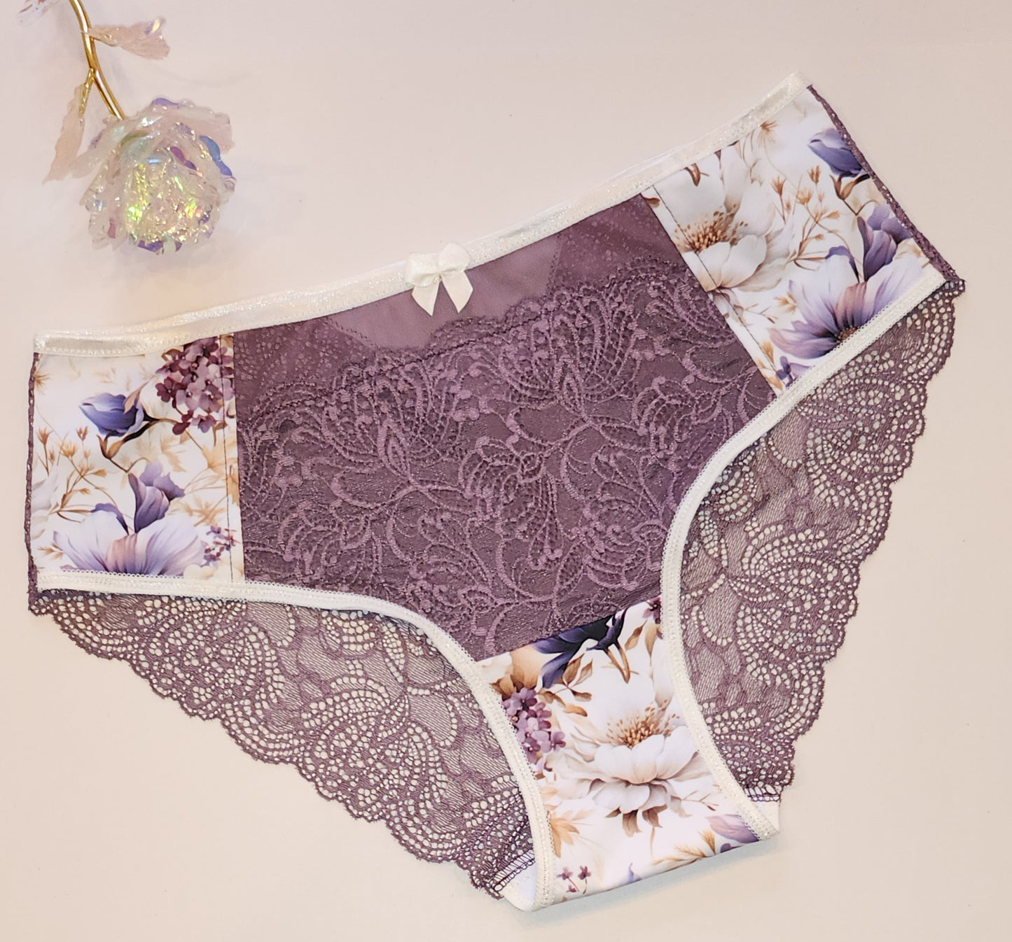 Offre du mois de septembre. Une réduction de 15 % sera facturée au moment du paiement. Grand set de couture pour 2x soutiens-gorge et culottes ou paquet de couture avec <tc>Dentelle</tc>, microfibre à imprimé floral et Powernet framboise. IDnsx1