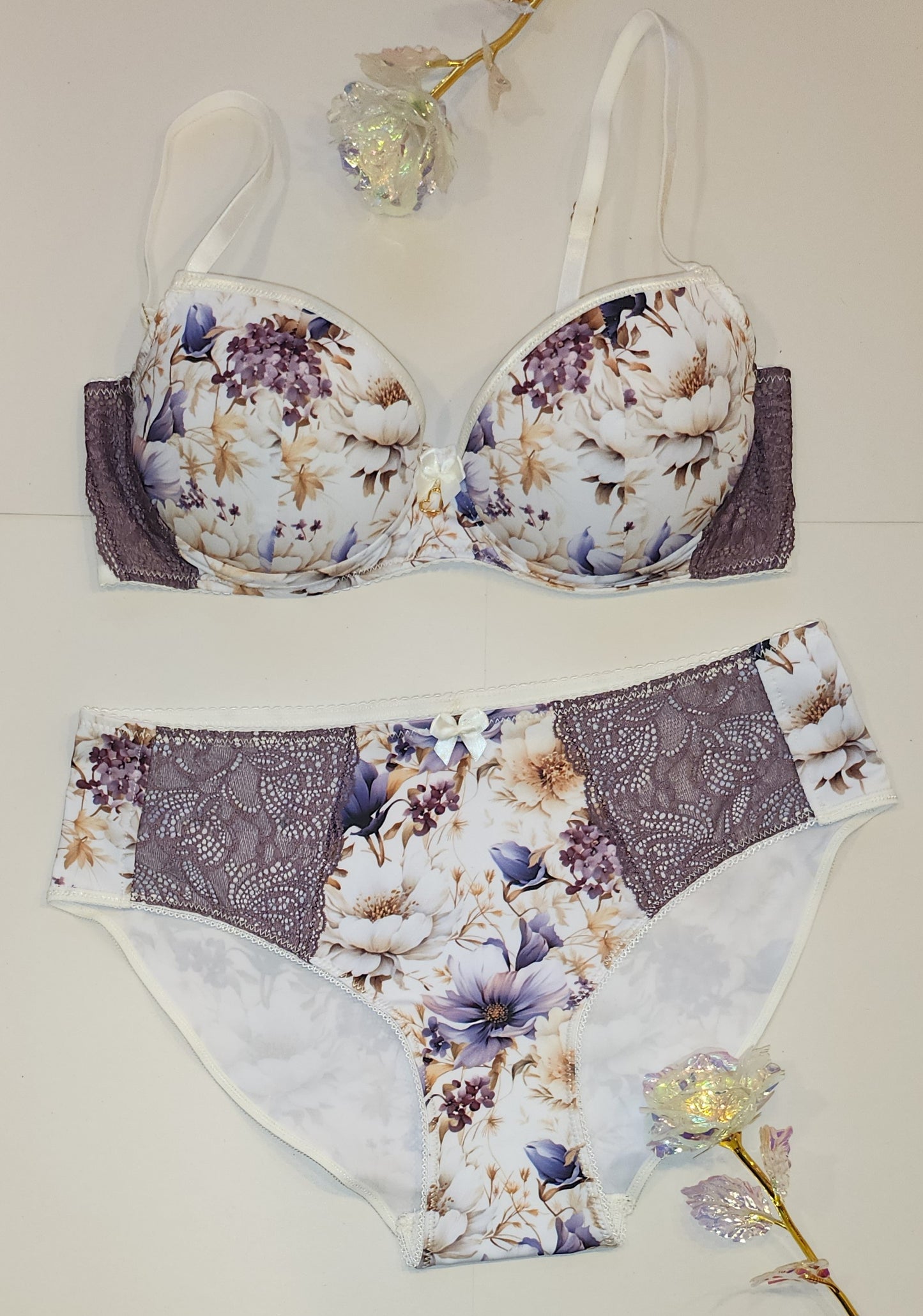 Offre du mois de septembre. Une réduction de 15 % sera facturée au moment du paiement. Grand set de couture pour 2x soutiens-gorge et culottes ou paquet de couture avec <tc>Dentelle</tc>, microfibre à imprimé floral et Powernet framboise. IDnsx1