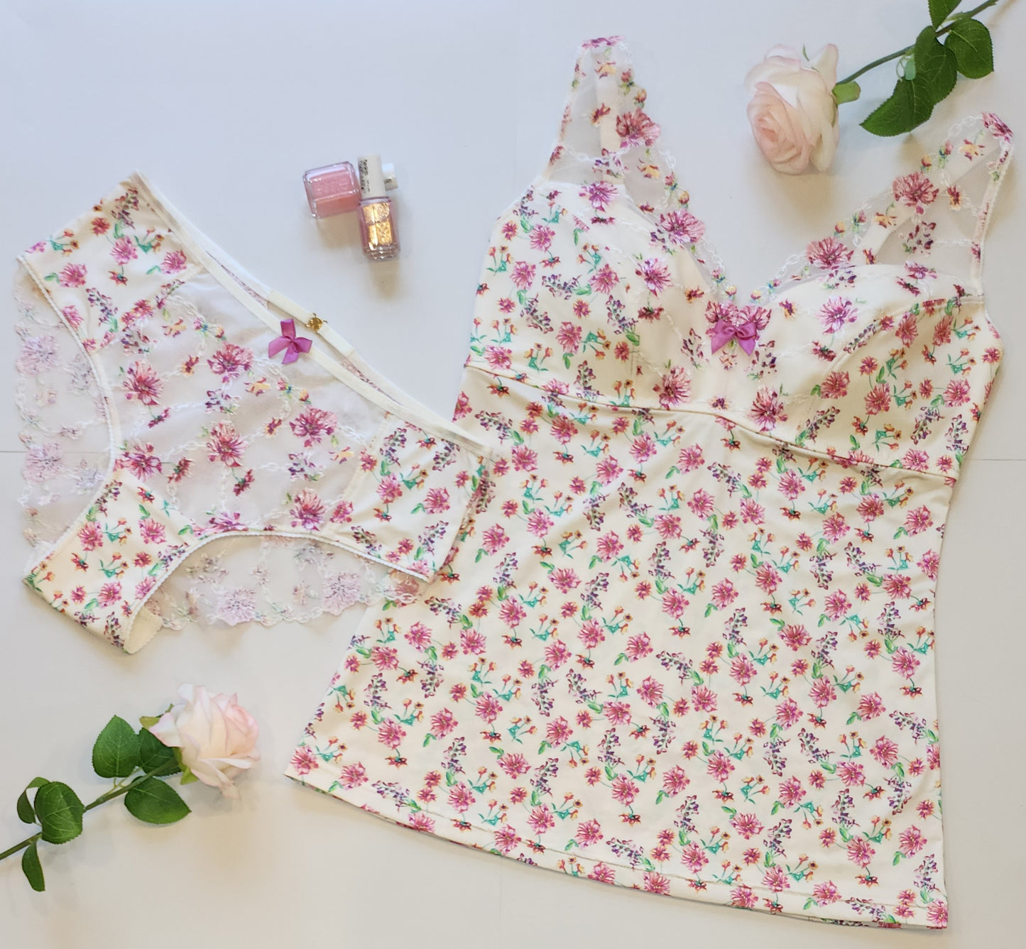 Microvezel, bi-elastische lingerie met bloemmotief op beige, bedrukt.