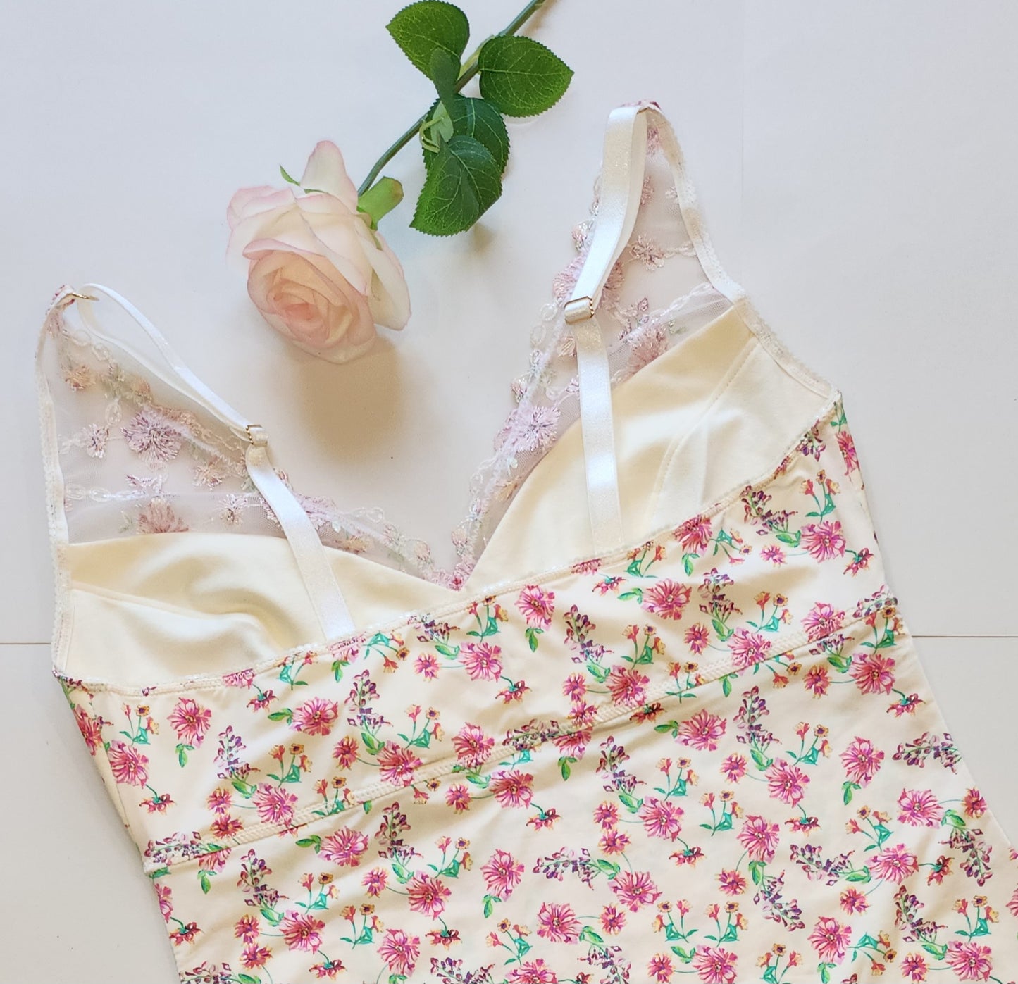 Microfiber, bi-elastic lingerie with floral motif on beige, printed.