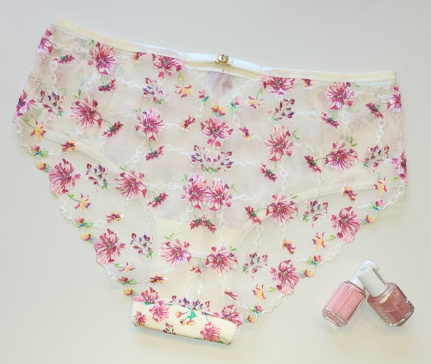 Lingerie en microfibre bi-élastique à motif floral sur fond beige, imprimée.