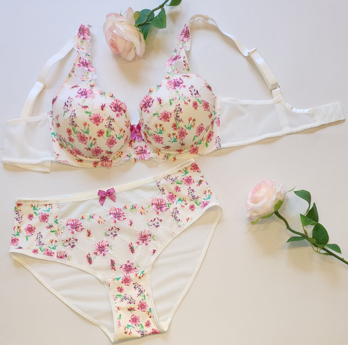 Microvezel, bi-elastische lingerie met bloemmotief op beige, bedrukt.