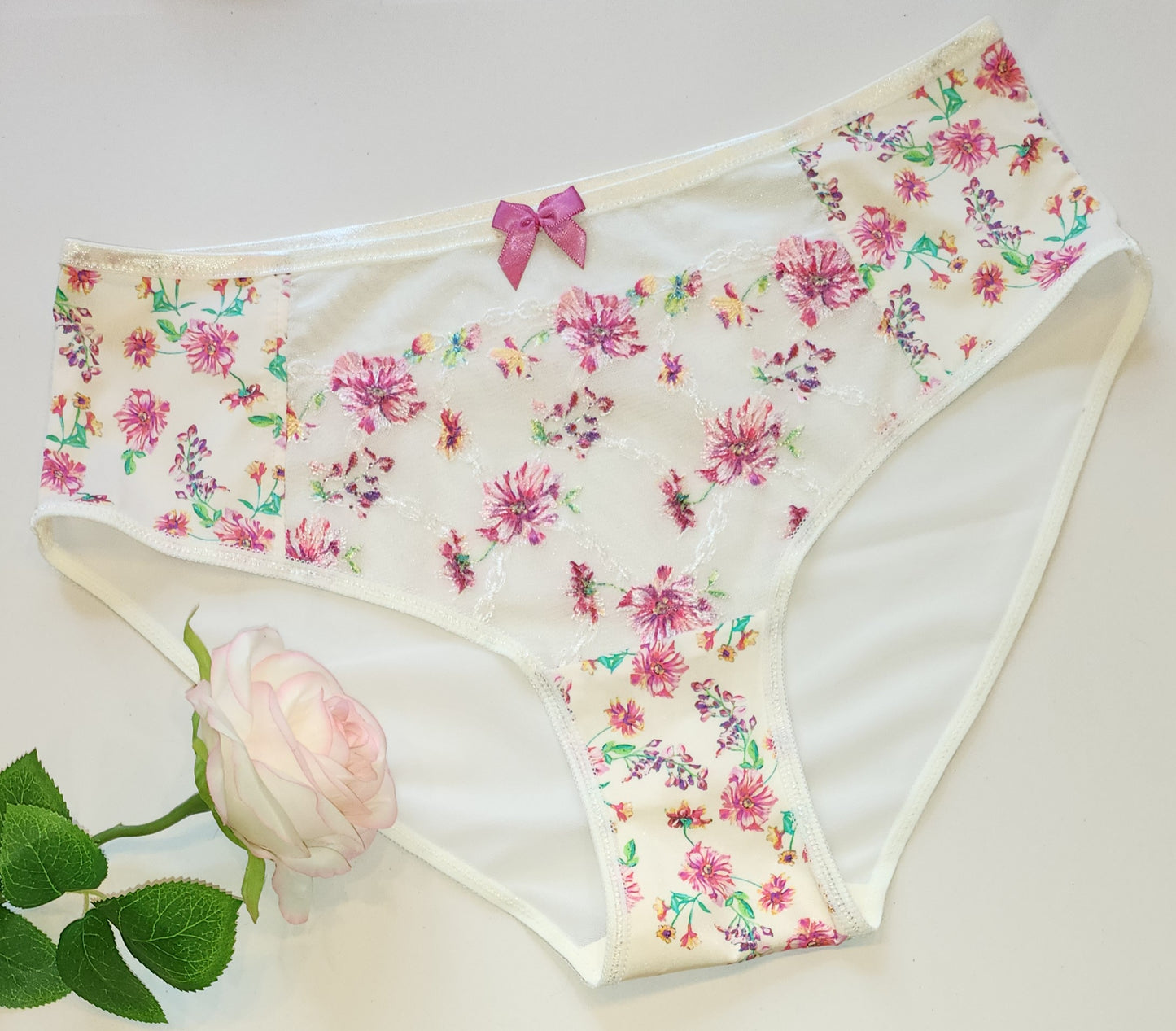 Lingerie en microfibre bi-élastique à motif floral sur fond beige, imprimée.