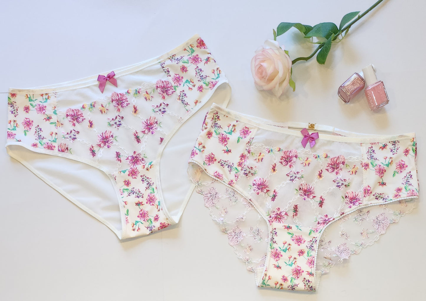 Microvezel, bi-elastische lingerie met bloemmotief op beige, bedrukt.