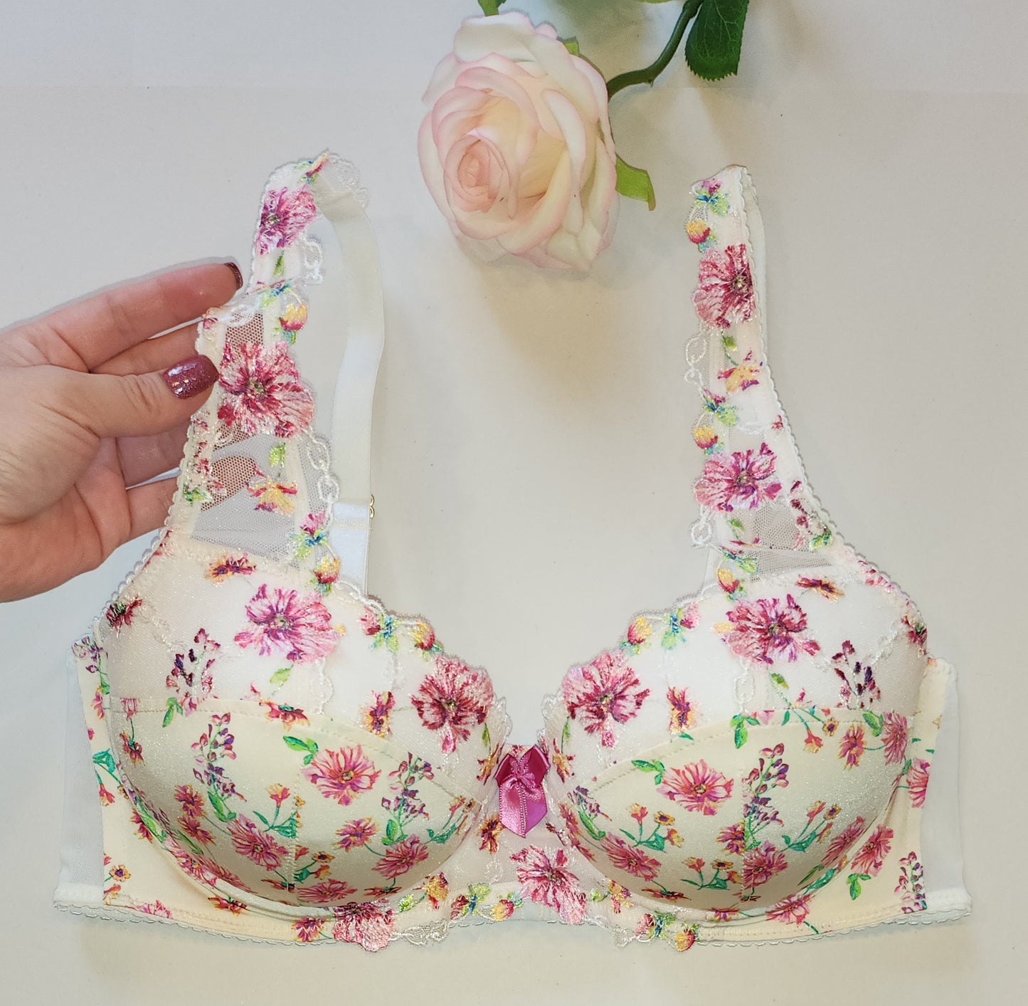 Microvezel, bi-elastische lingerie met bloemmotief op beige, bedrukt.