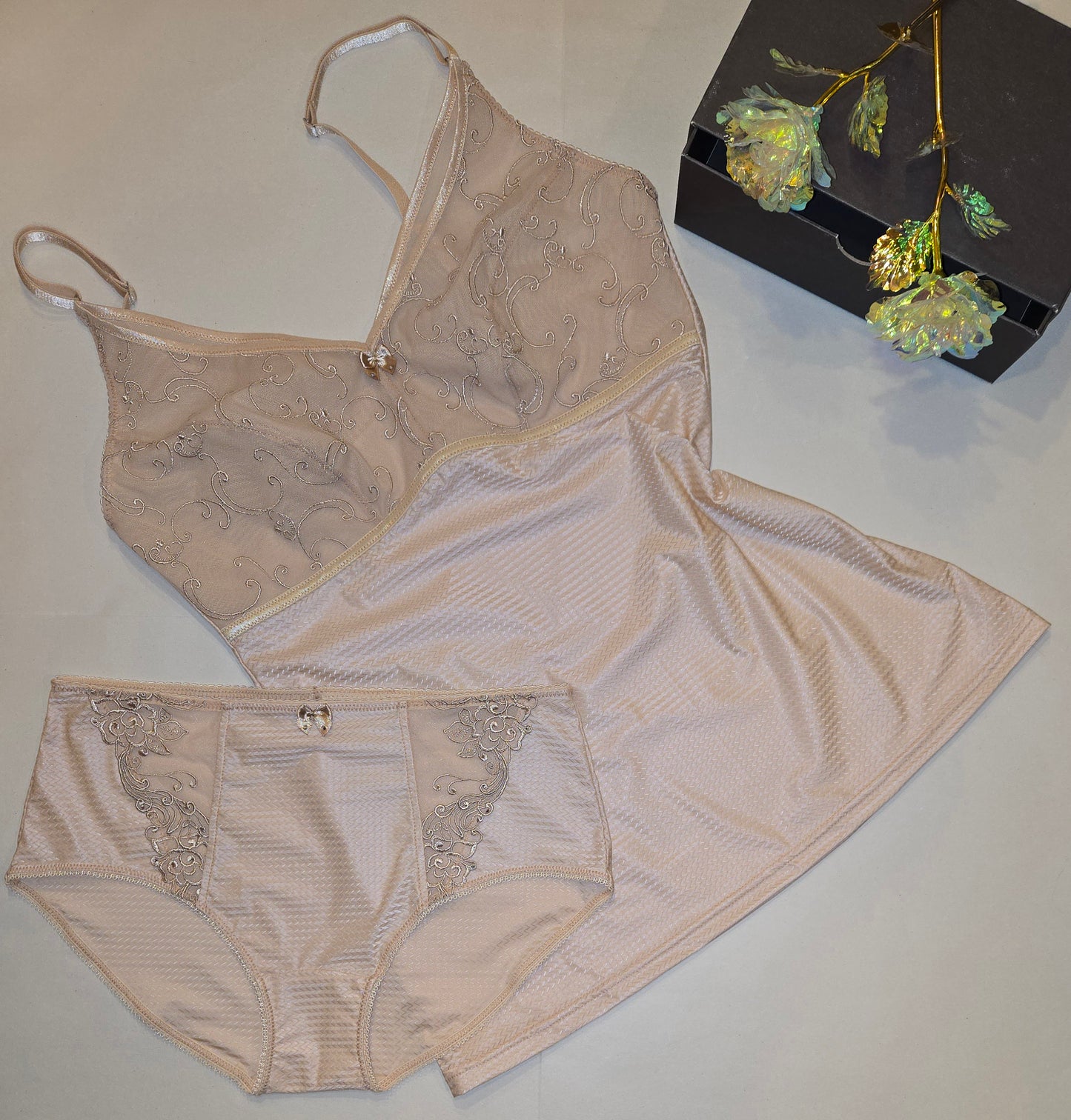 Set da cucito per reggiseno a strati Vanessa in beige con add-on in PDF. IDvx21