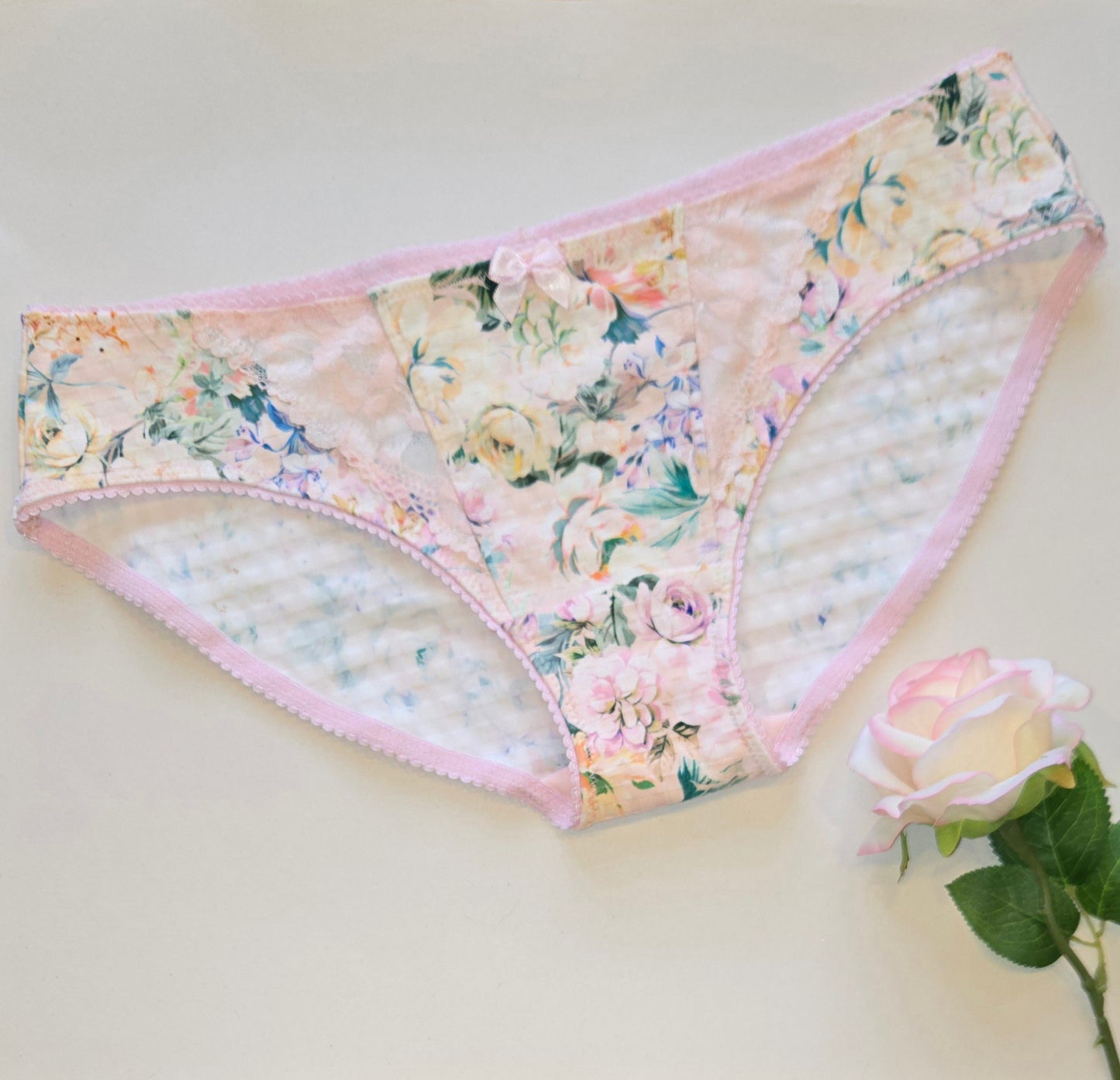 Naaipakket voor de "Spring-Edition" add-on voor slip Diana met microvezel en kant.