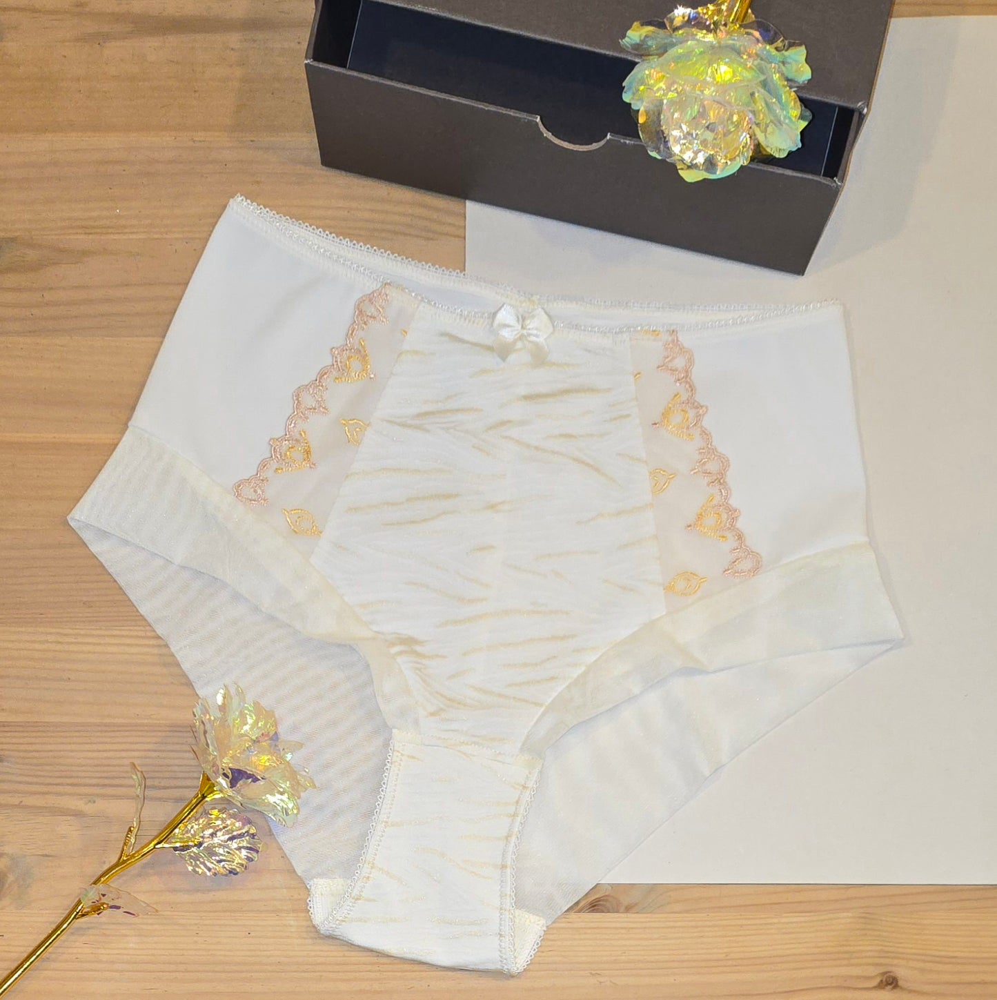 0,5 m Mikrofaser in creme mit Muster. Meterware. Bi-elastische Wäscheware, 4-Wege-Stretchstoff. Dessousstoffe.