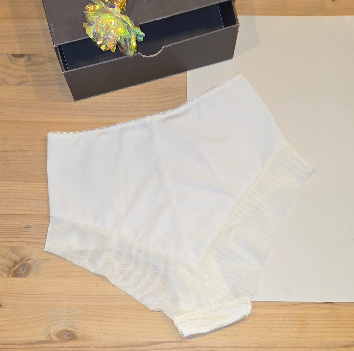 0,5 m Mikrofaser in creme mit Muster. Meterware. Bi-elastische Wäscheware, 4-Wege-Stretchstoff. Dessousstoffe.