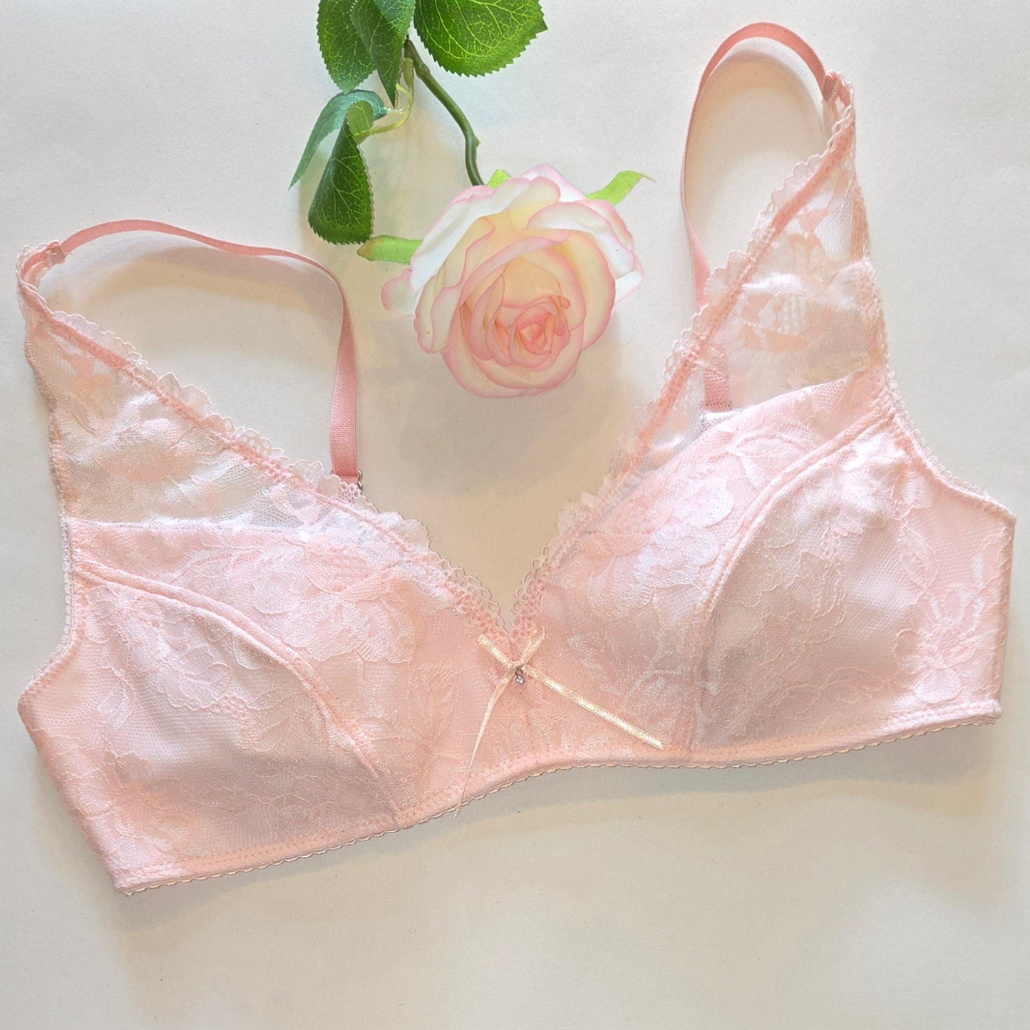 März Special. Nähset und Schnittmuster für Bralette Vanessa / Nähpaket mit Spitze und Schaumstoff in Pfirsichrosa. IDvx21