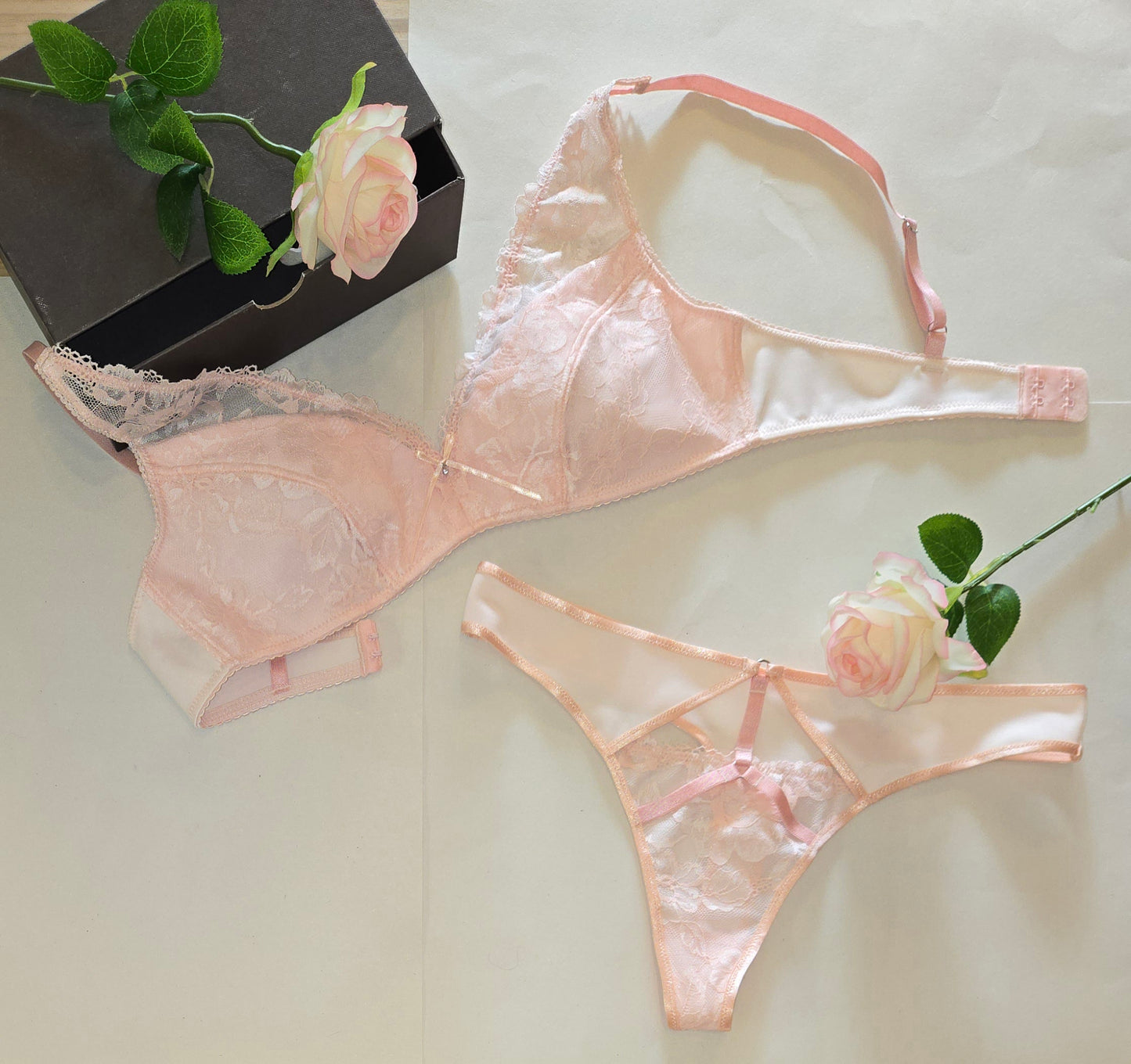 Nähset für Bralette Vanessa / Nähpaket mit Spitze und Schaumstoff in Pfirsichrosa.