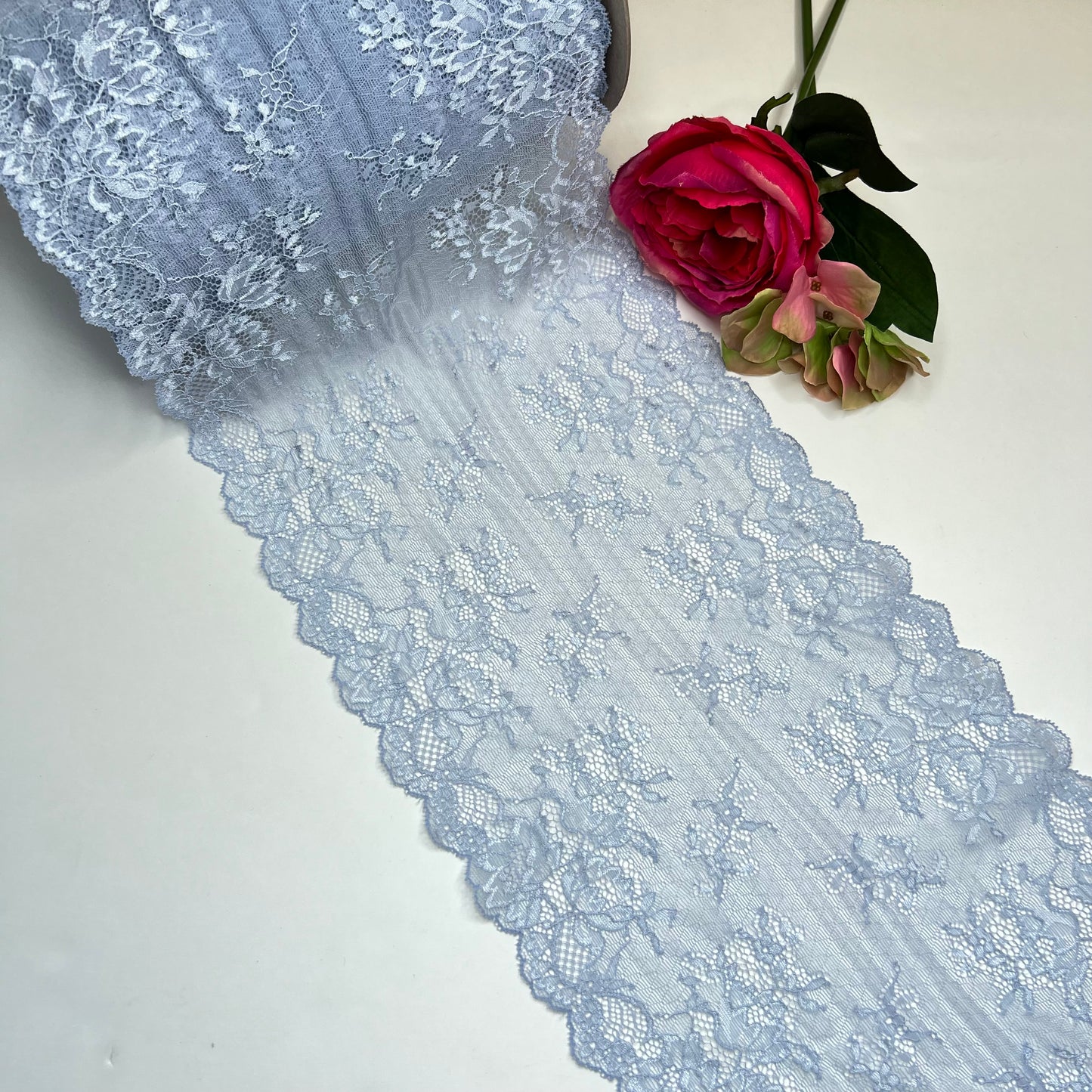 Breite elastische Spitze in hellblau. Preis per 1/2 Meter.