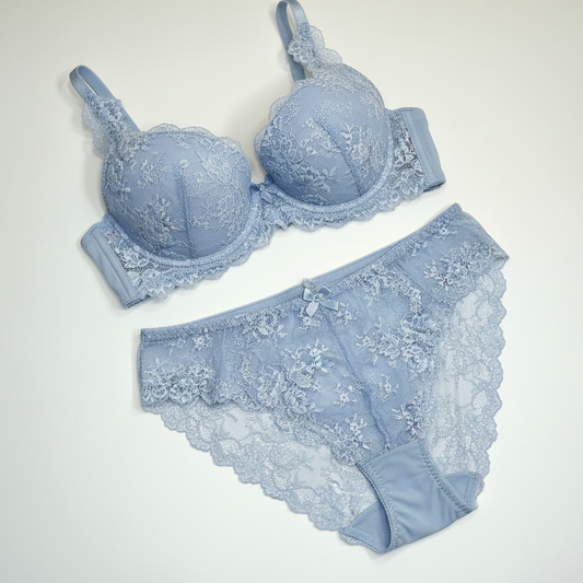 Breite elastische Spitze in hellblau. Preis per 1/2 Meter.