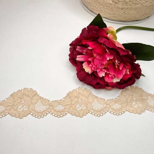 1 m elastische schmale Spitzenborte ca. 3-5,5 cm in sandy beige / stretch lace trim sandy beige. IDsx4