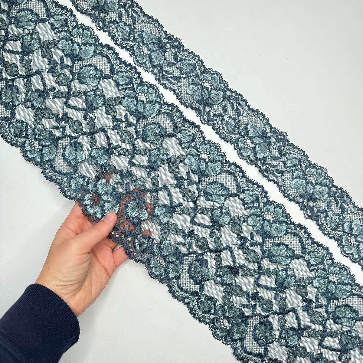 Elastische Spitze & Spitzenborte Deep Teal – Mix & Match, 16 cm und 4,5 cm Spitzenborten.