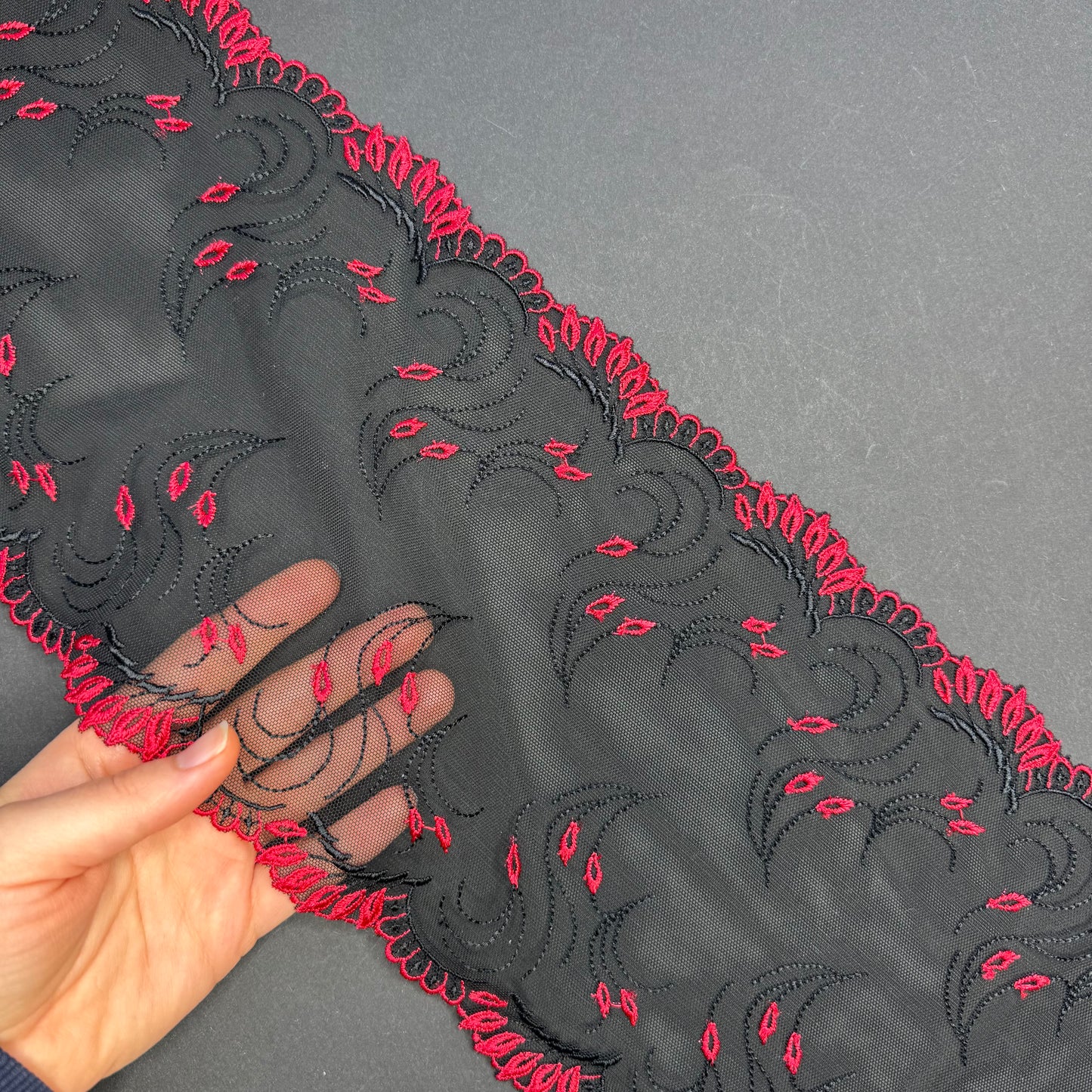 1 m elastische borduurrand van fijne tule in zwart met rood. IDsx4