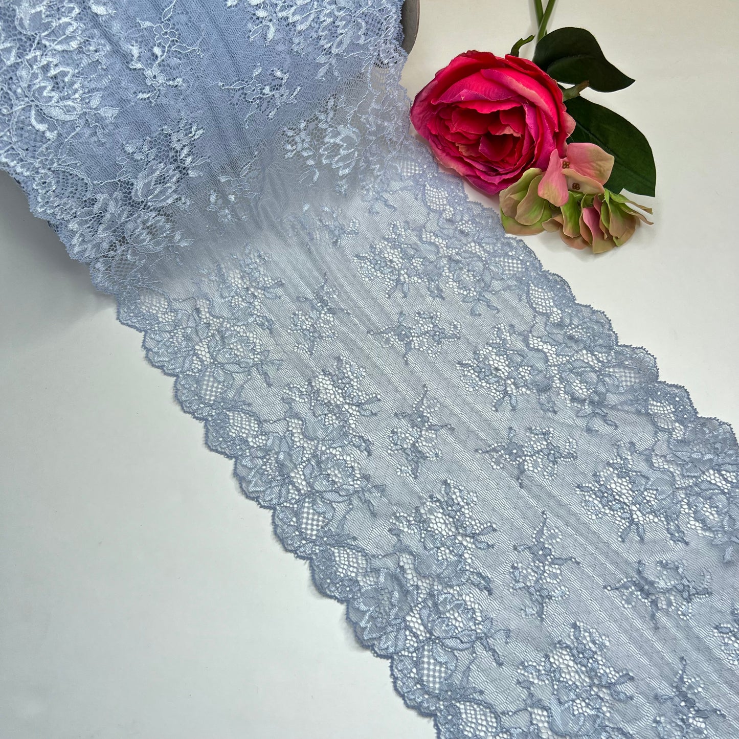 Breite elastische Spitze in hellblau. Preis per 1/2 Meter.