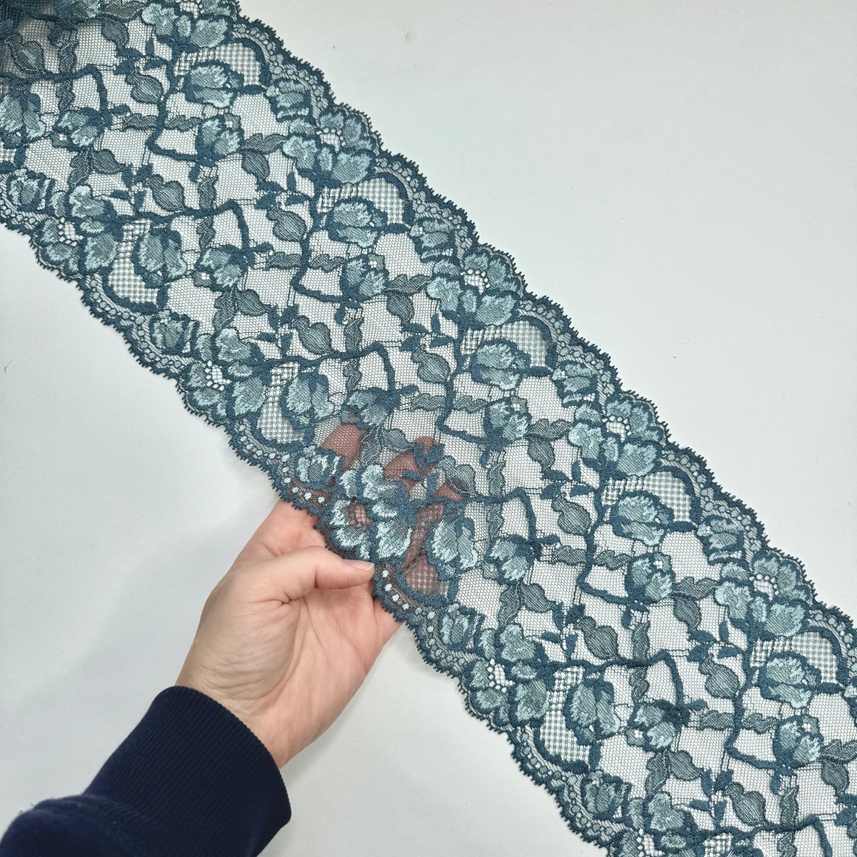 Elastische Spitze & Spitzenborte Deep Teal – Mix & Match, 16 cm und 4,5 cm Spitzenborten.