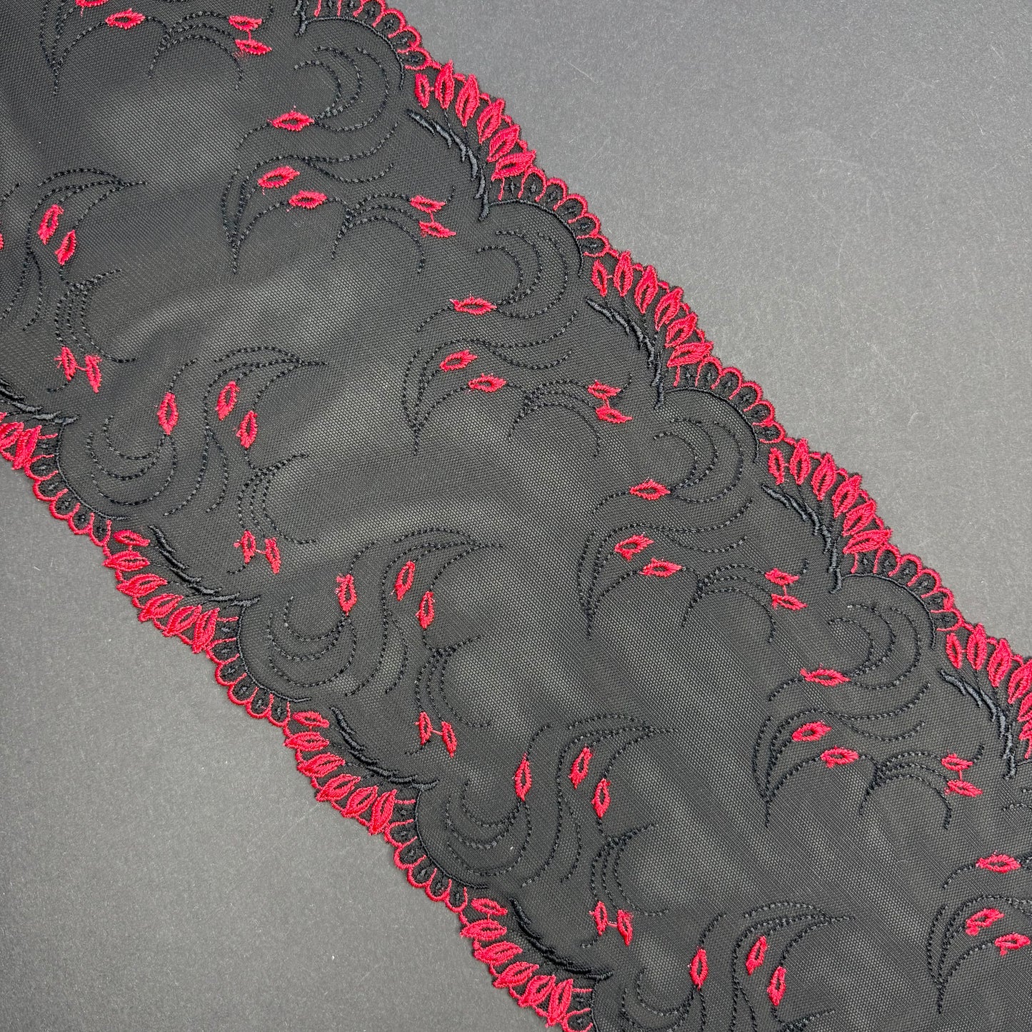 1 m elastische borduurrand van fijne tule in zwart met rood. IDsx4