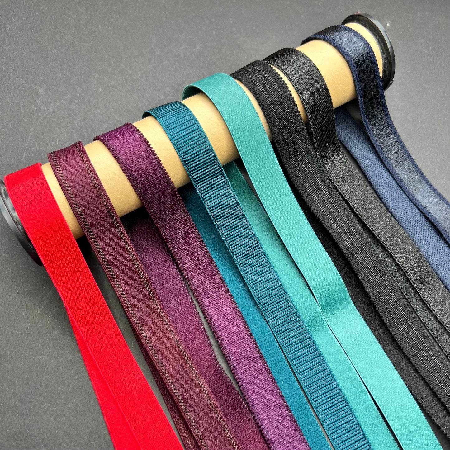 18 mm BH-bandje, bandelastiek, schouderband. Kleuren: pruim, lila druif, zwart, petrol, jade, donkerblauw, rood