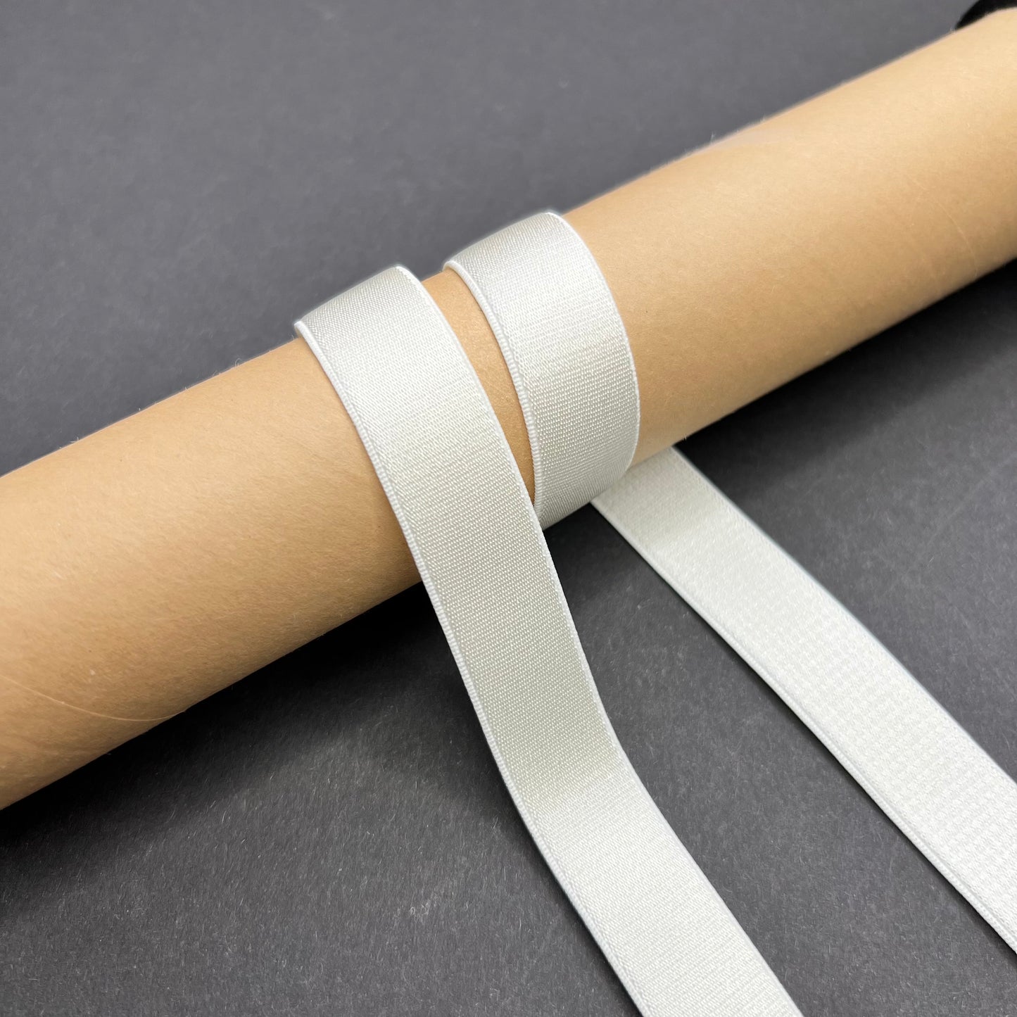 18 mm BH-bandje, bandelastiek, schouderband. Kleuren: beige, off-white/creme, wit.
