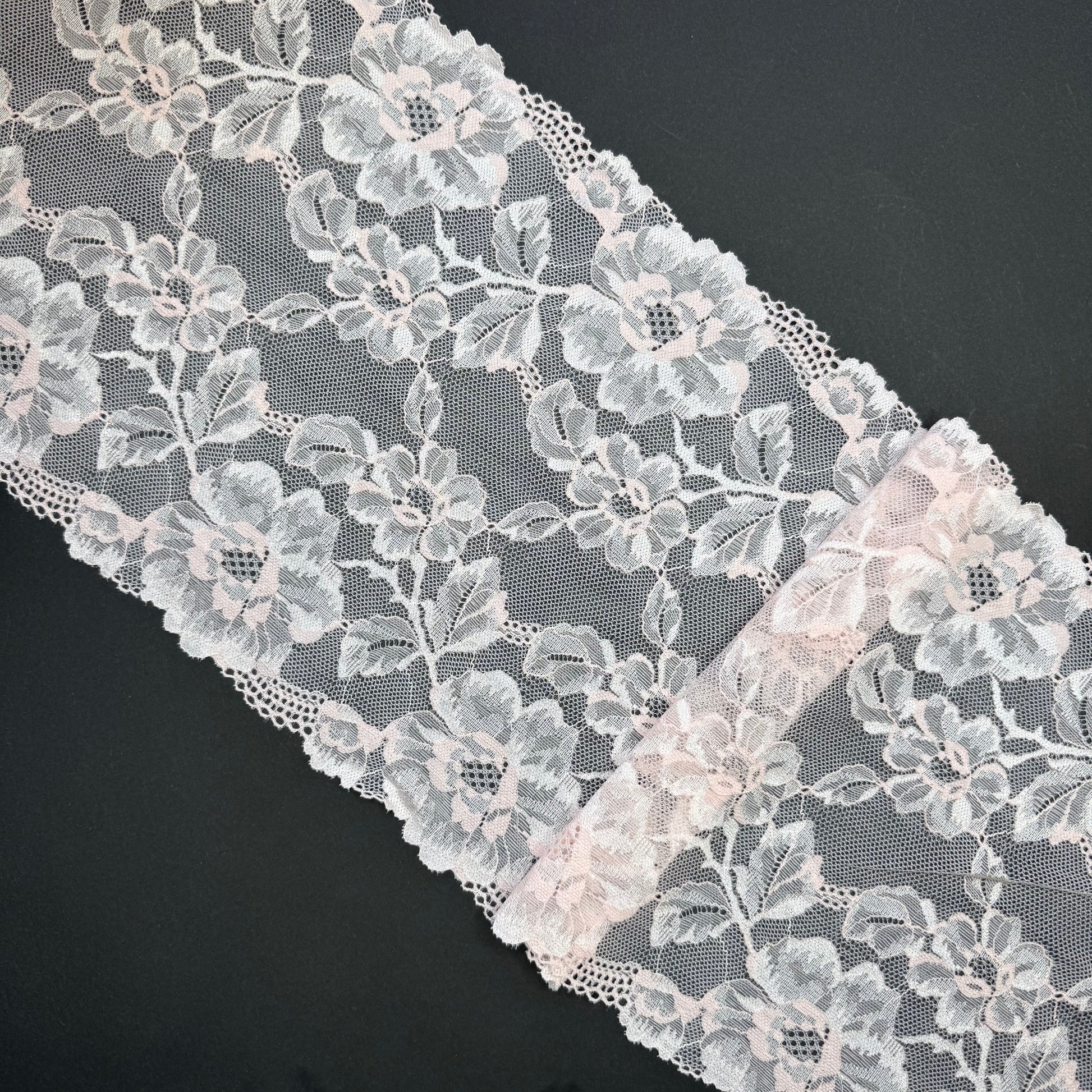 Breite elastische Spitze Petal Pink – 22,5 cm breit, Preis pro ½ Meter