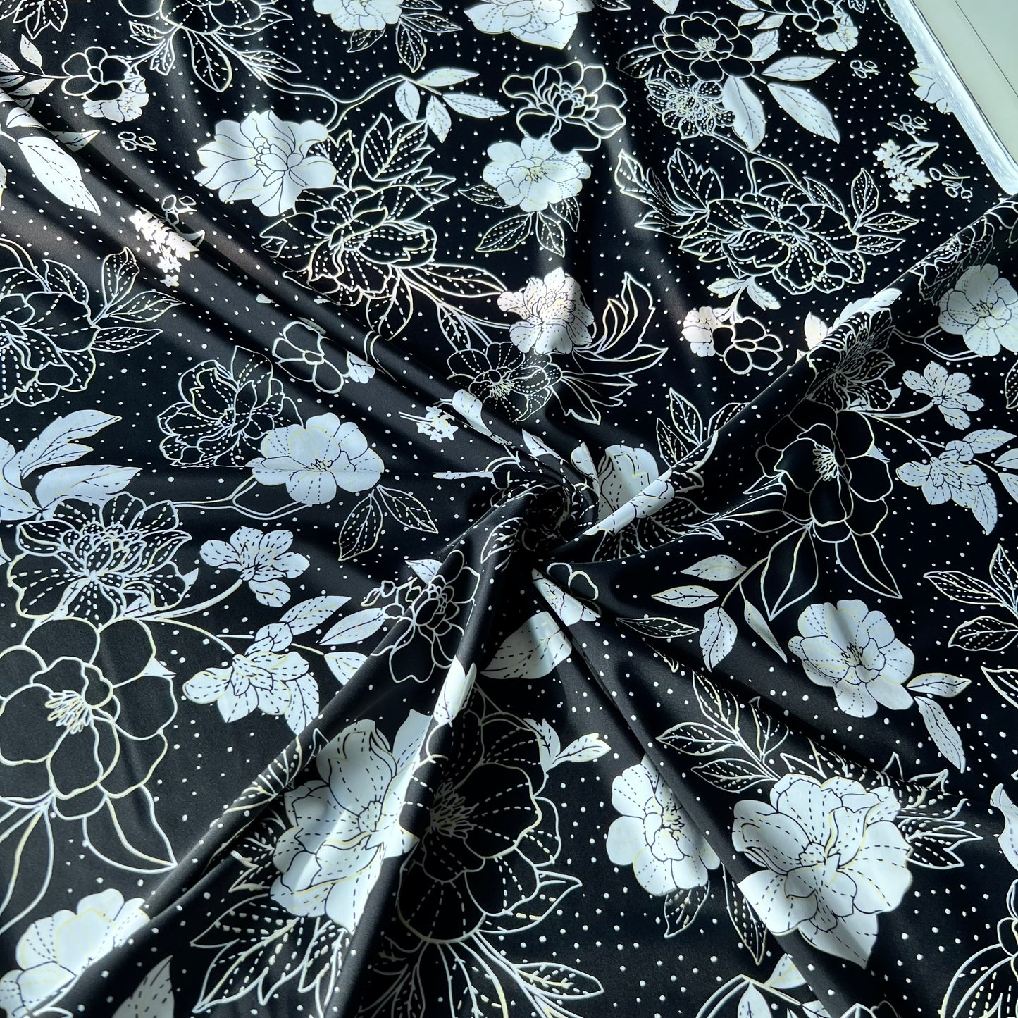 Tela para baño, lycra para baño, tela para trajes de baño SPF+50 en negro. Lycra con estampados florales. Traje de baño con elasticidad en 4 direcciones.